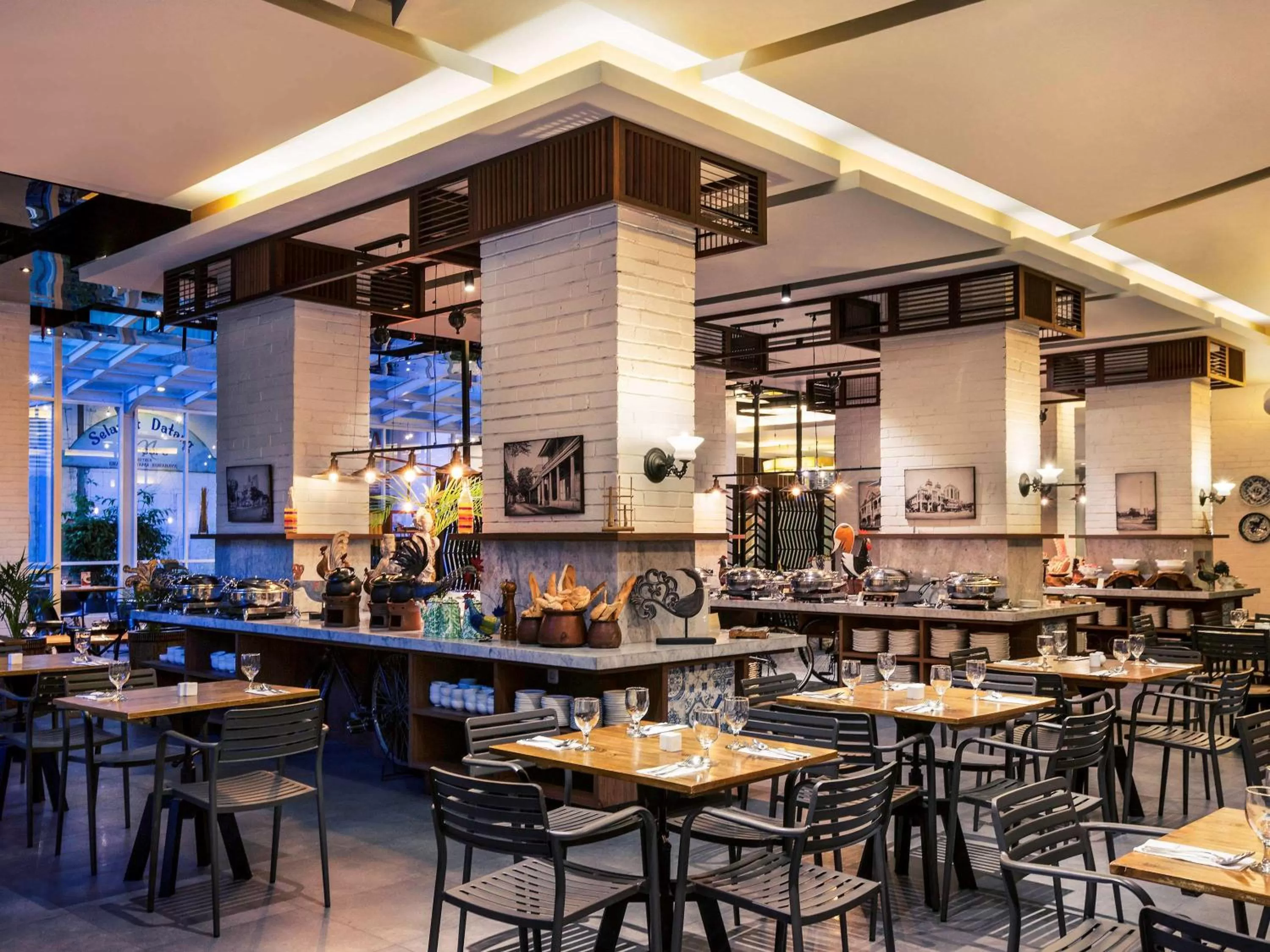 Restaurant/places to eat in Mercure Surabaya Grand Mirama