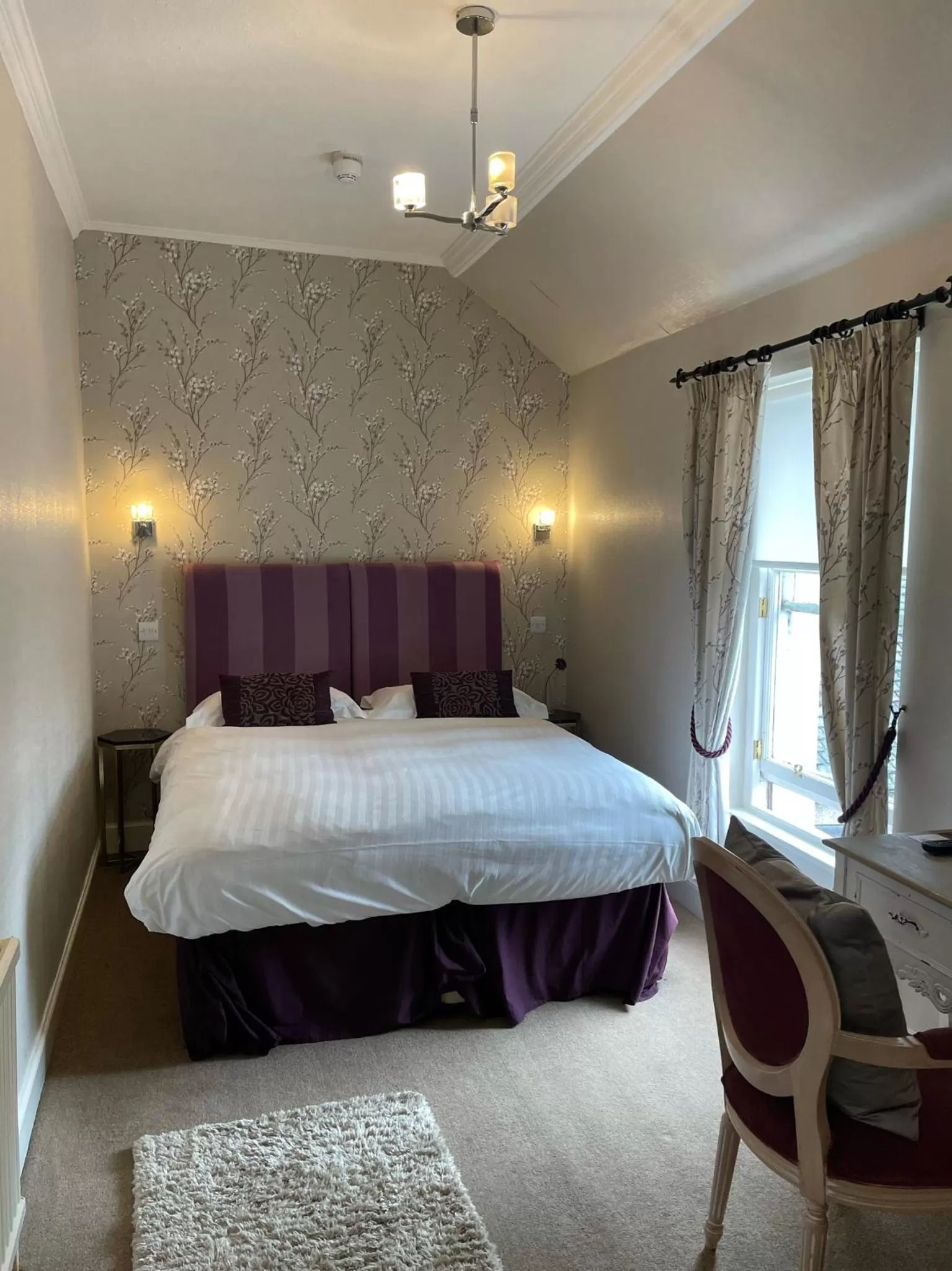 Bed in The Original Rosslyn Inn