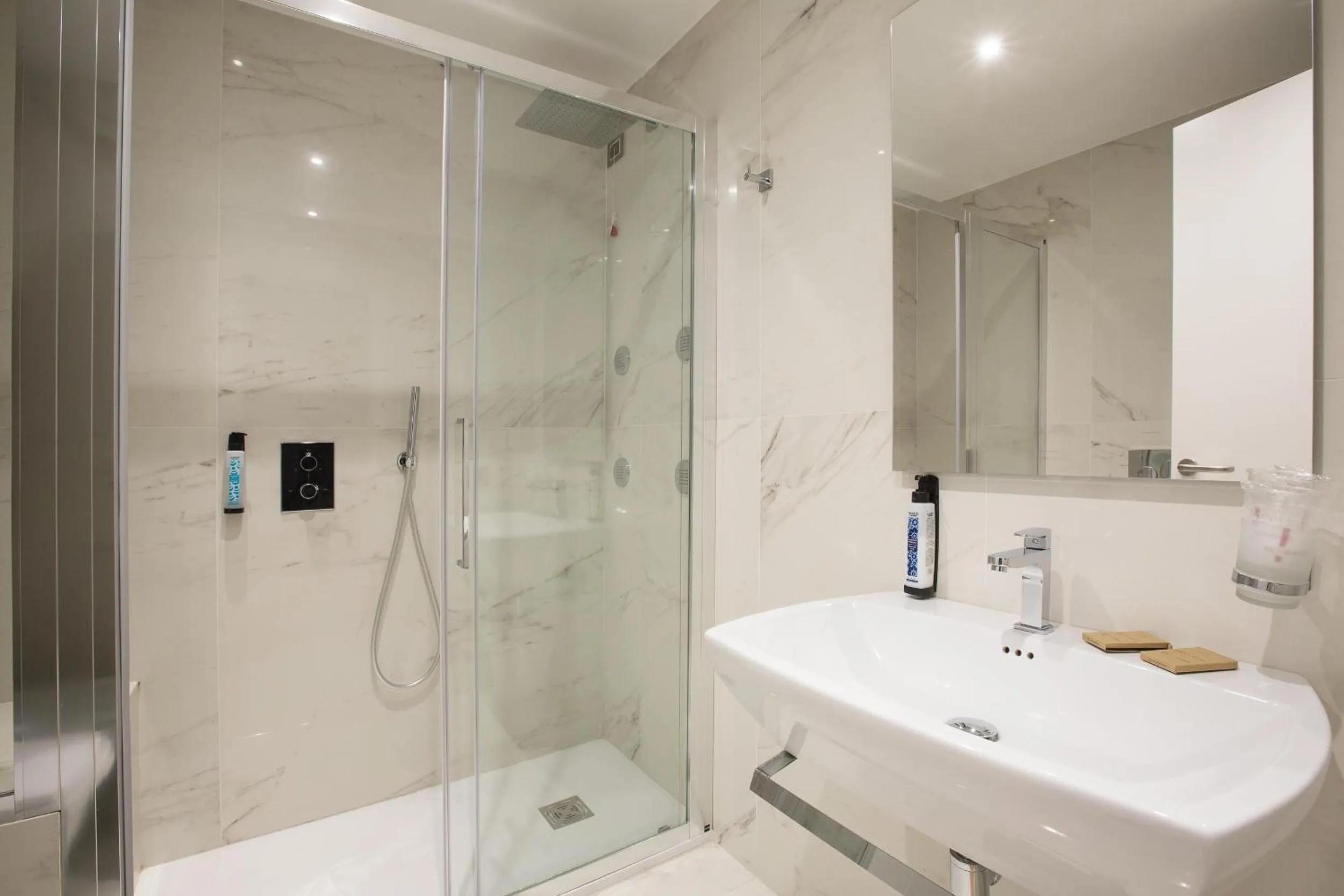 Bathroom in Floris Hotel