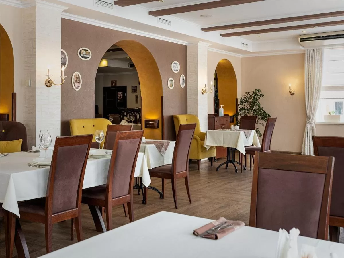 Restaurant/places to eat in Park Hotel