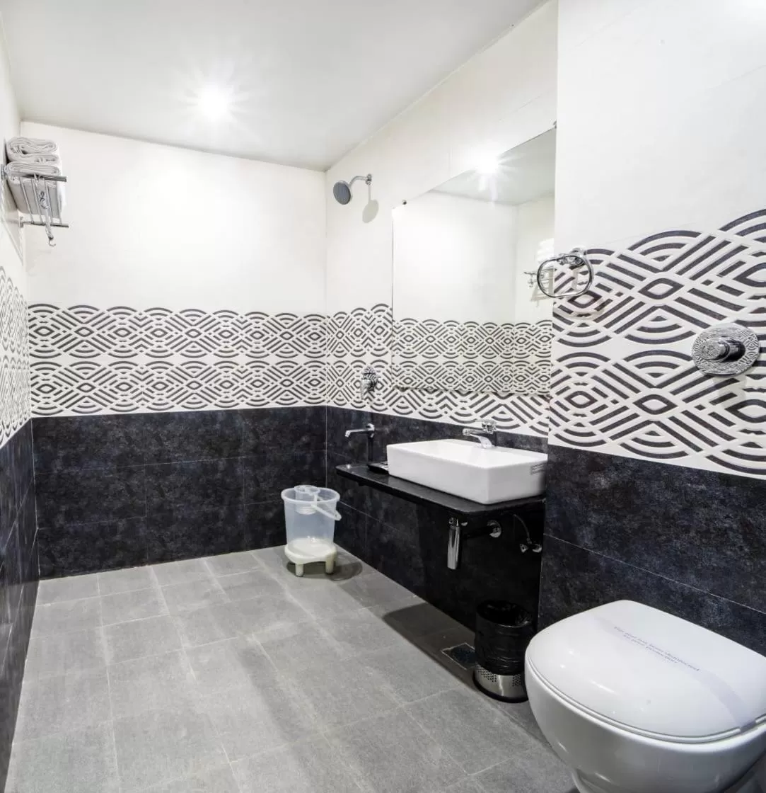 Property building, Bathroom in Hotel Trimurti