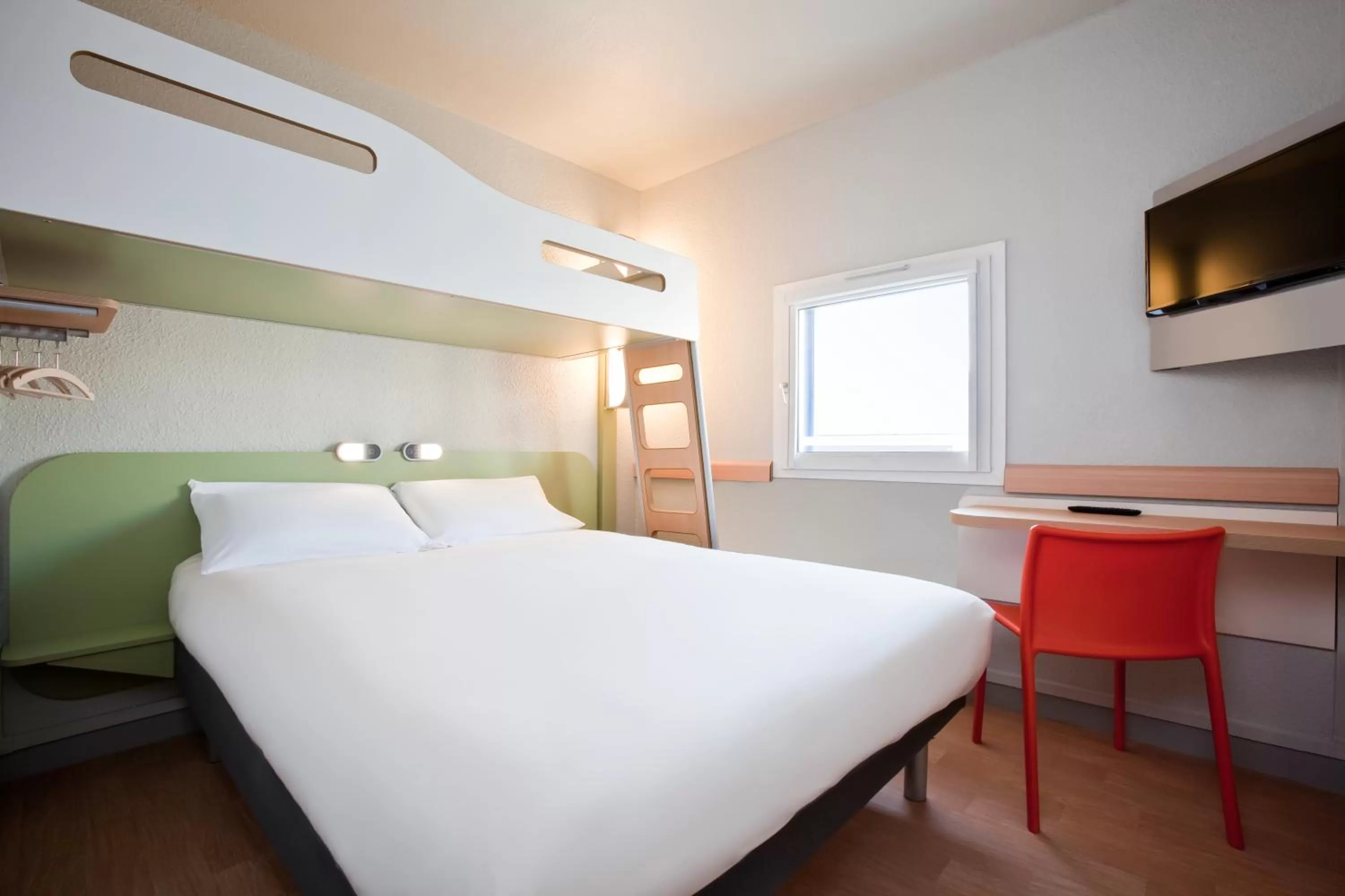 Bedroom, Bed in ibis budget Pontault Combault RN4 Marne La Vallée