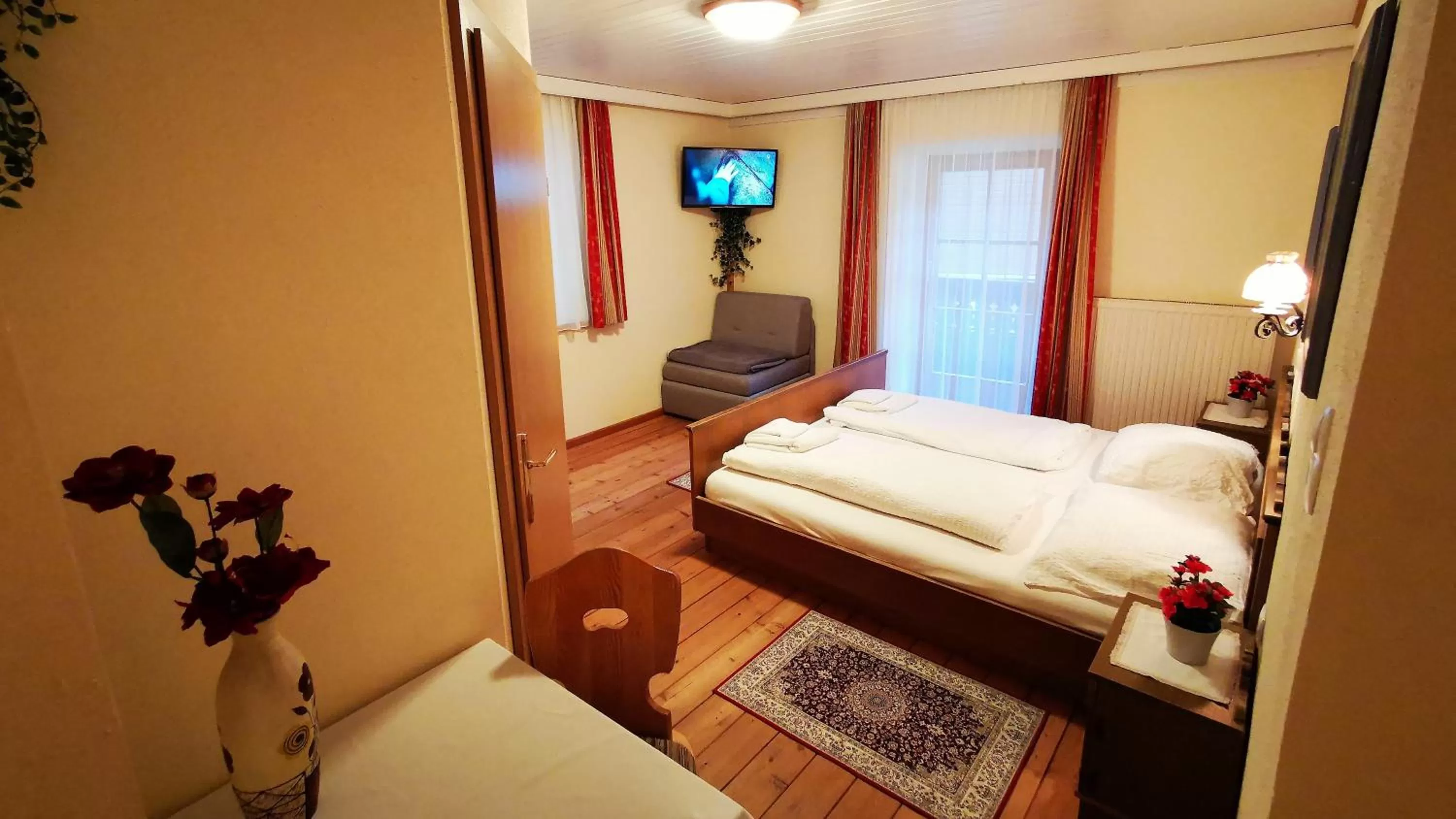 Photo of the whole room, Bed in Gasthof Geronimo