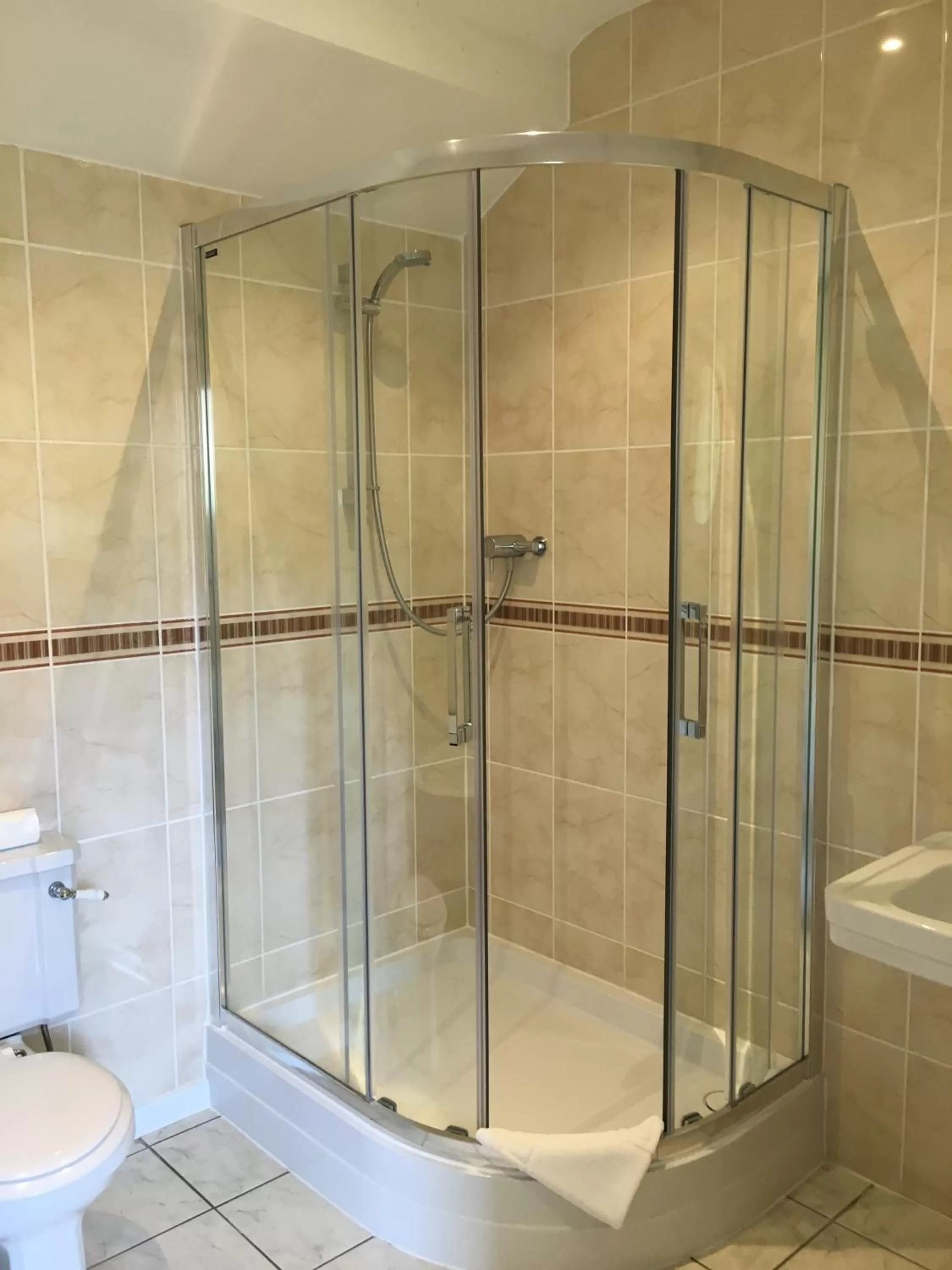 Shower in The Crown Hotel