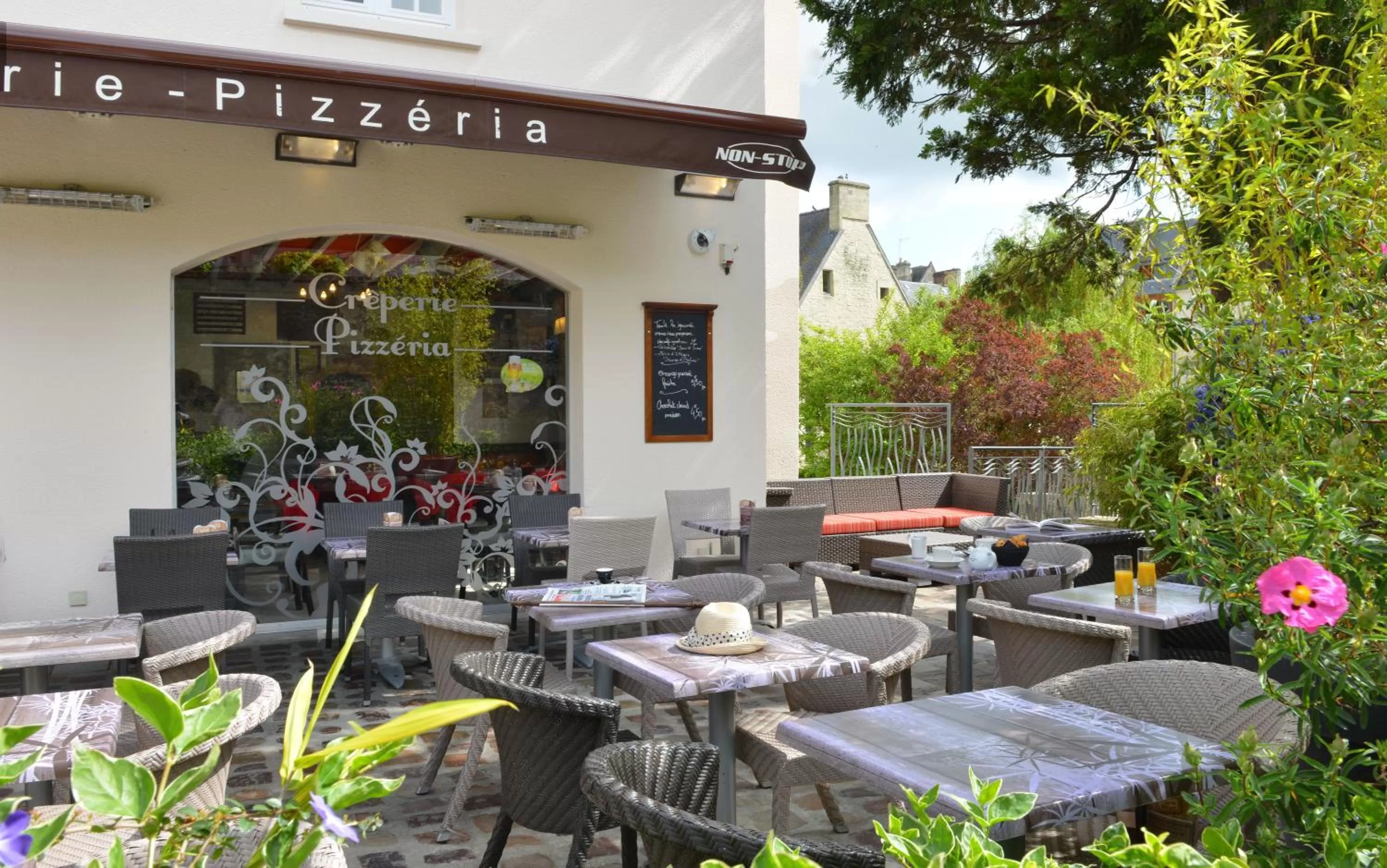 Restaurant/places to eat in Hotel Reine Mathilde