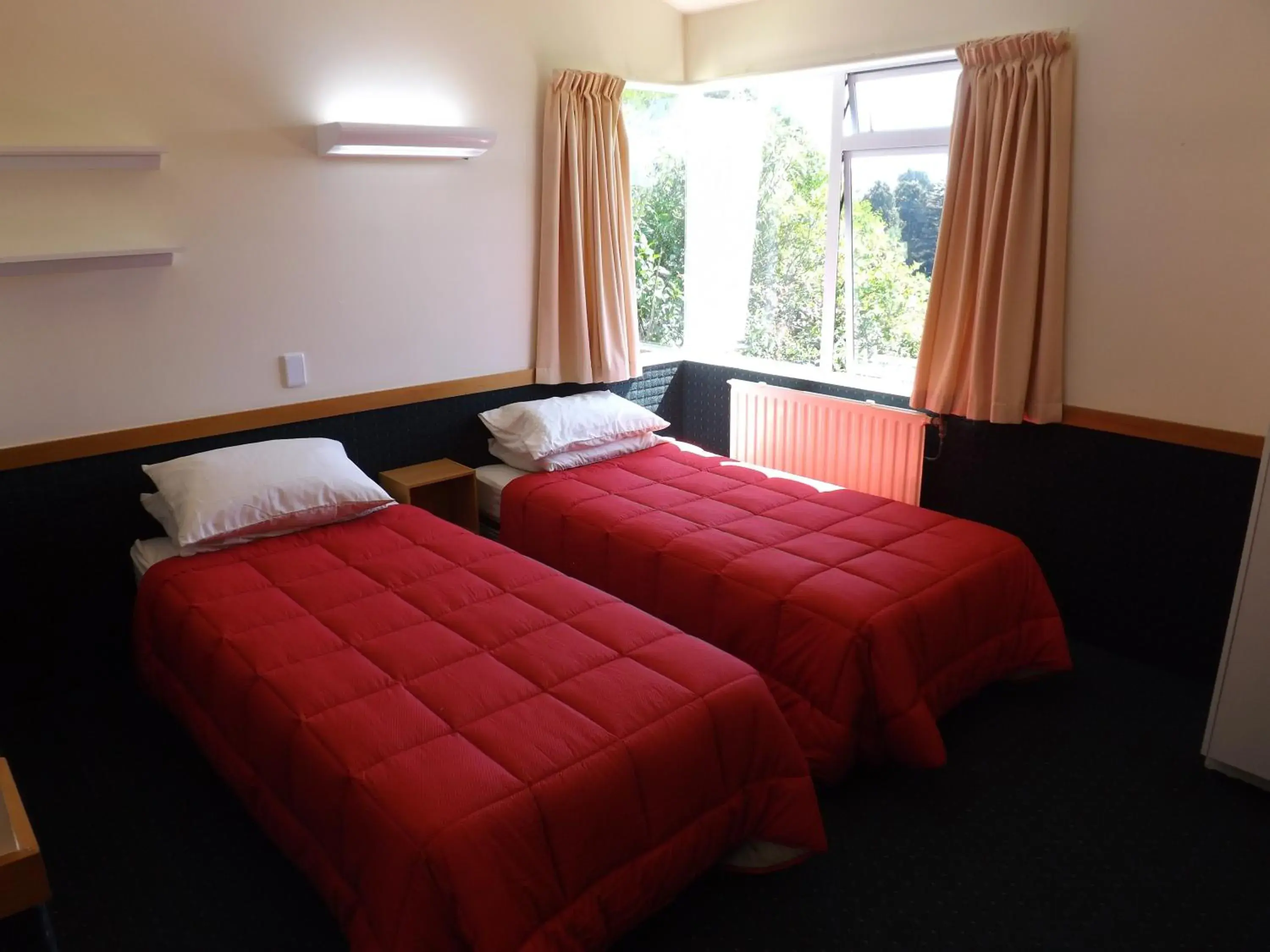 Deluxe Twin Room with Private Bathroom in Hikurangi StayPlace Deluxe Twin Room with Private Bathroom in Hikurangi StayPlace