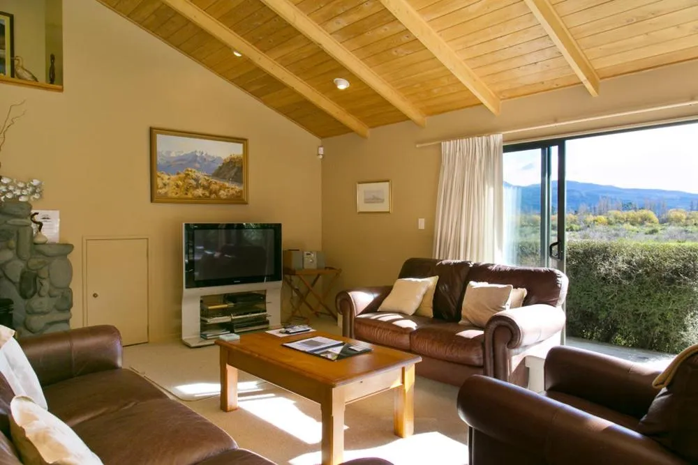 Communal lounge/ TV room in Tongariro Lodge