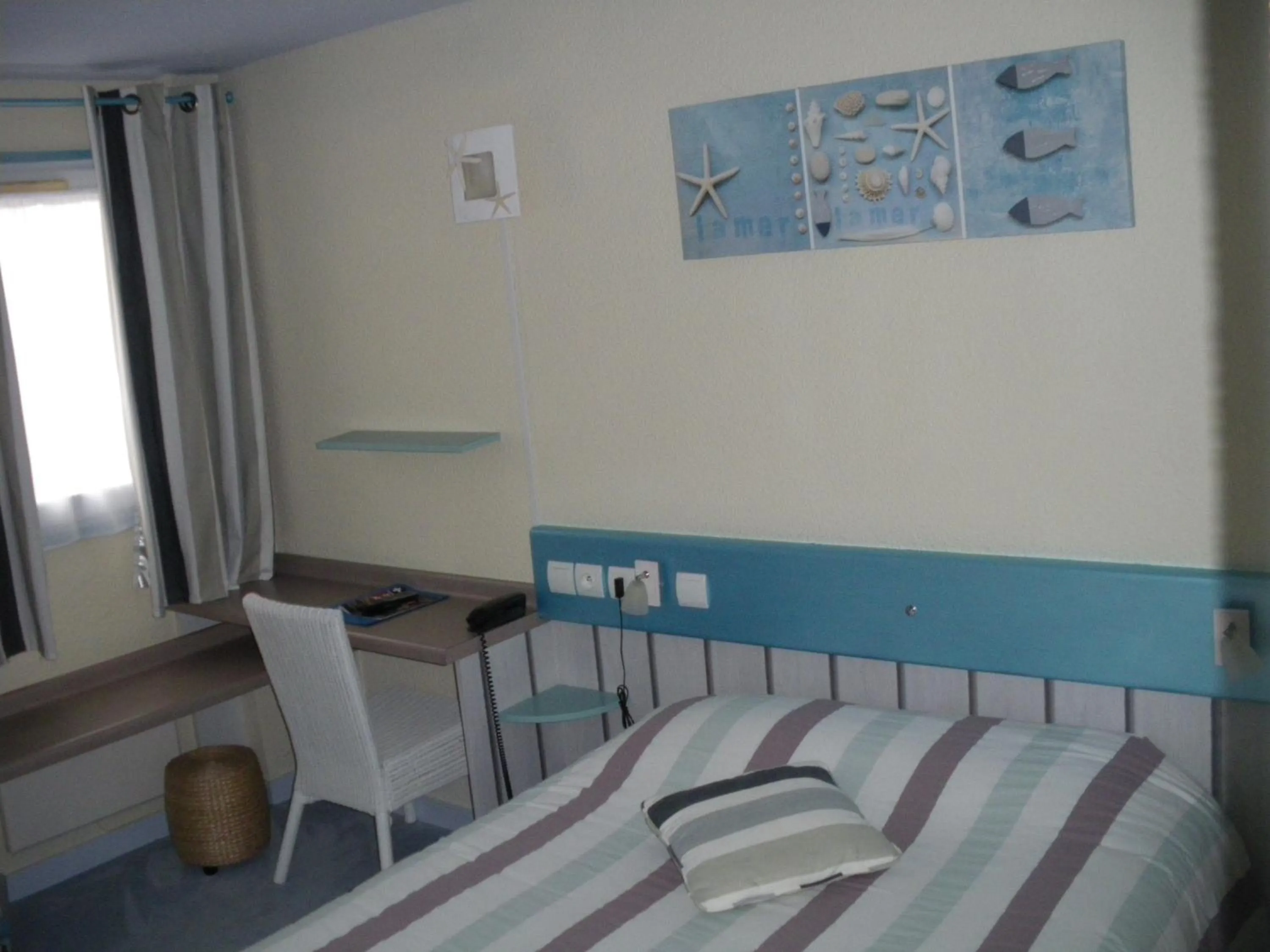 Photo of the whole room, Bed in Contact Hôtel Come Inn
