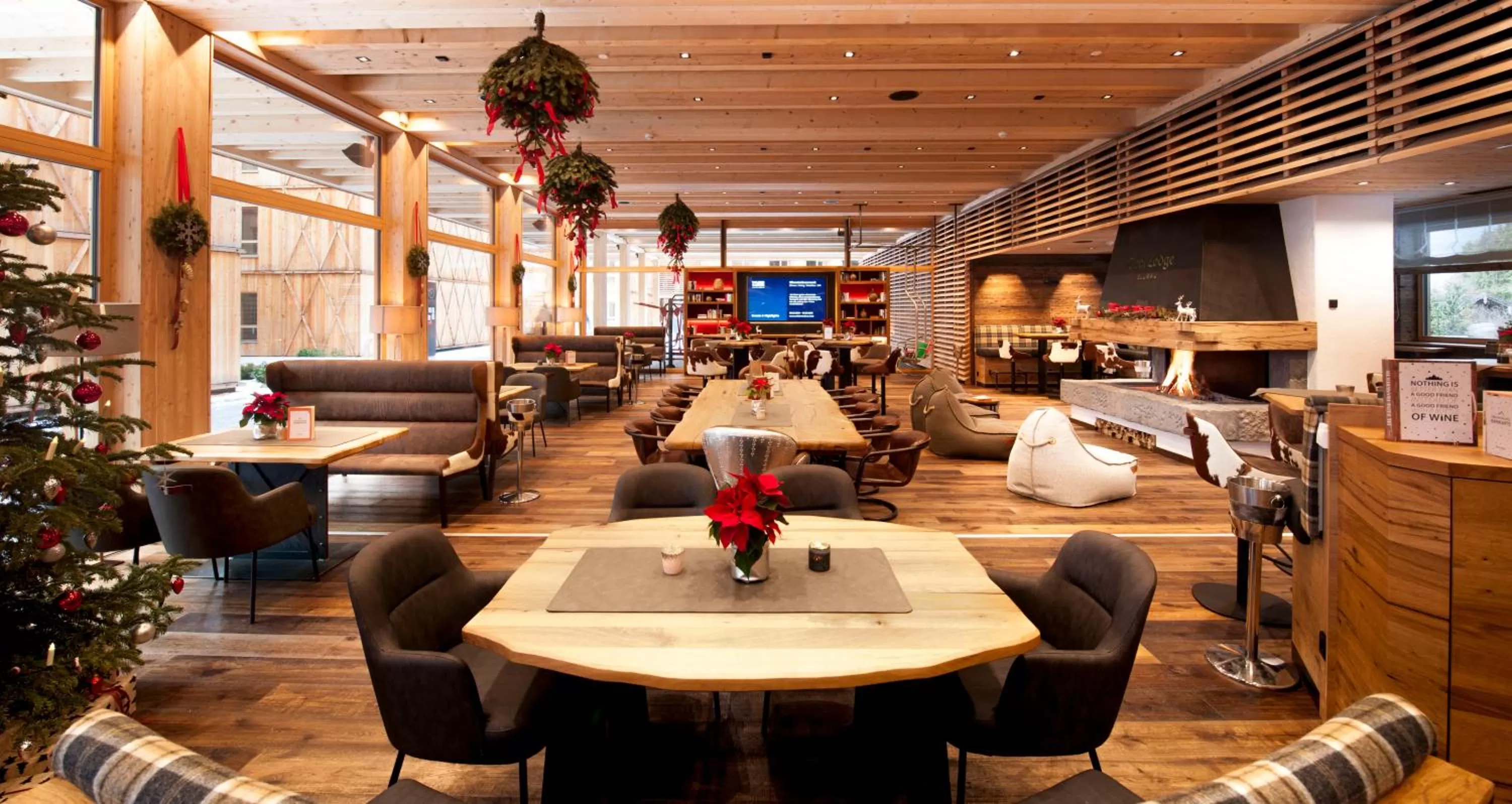 Communal lounge/ TV room in Tirol Lodge