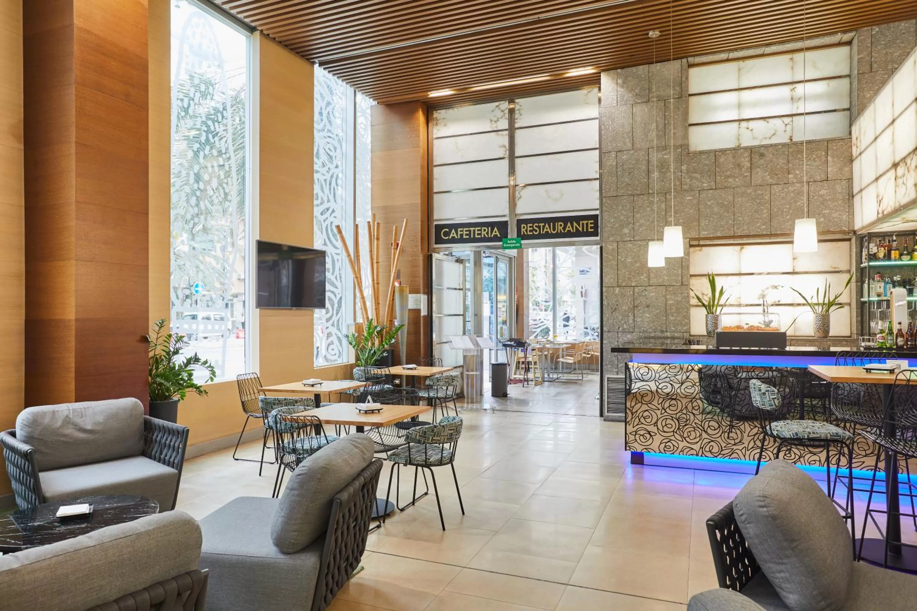 Lounge or bar in Silken Puerta Valencia