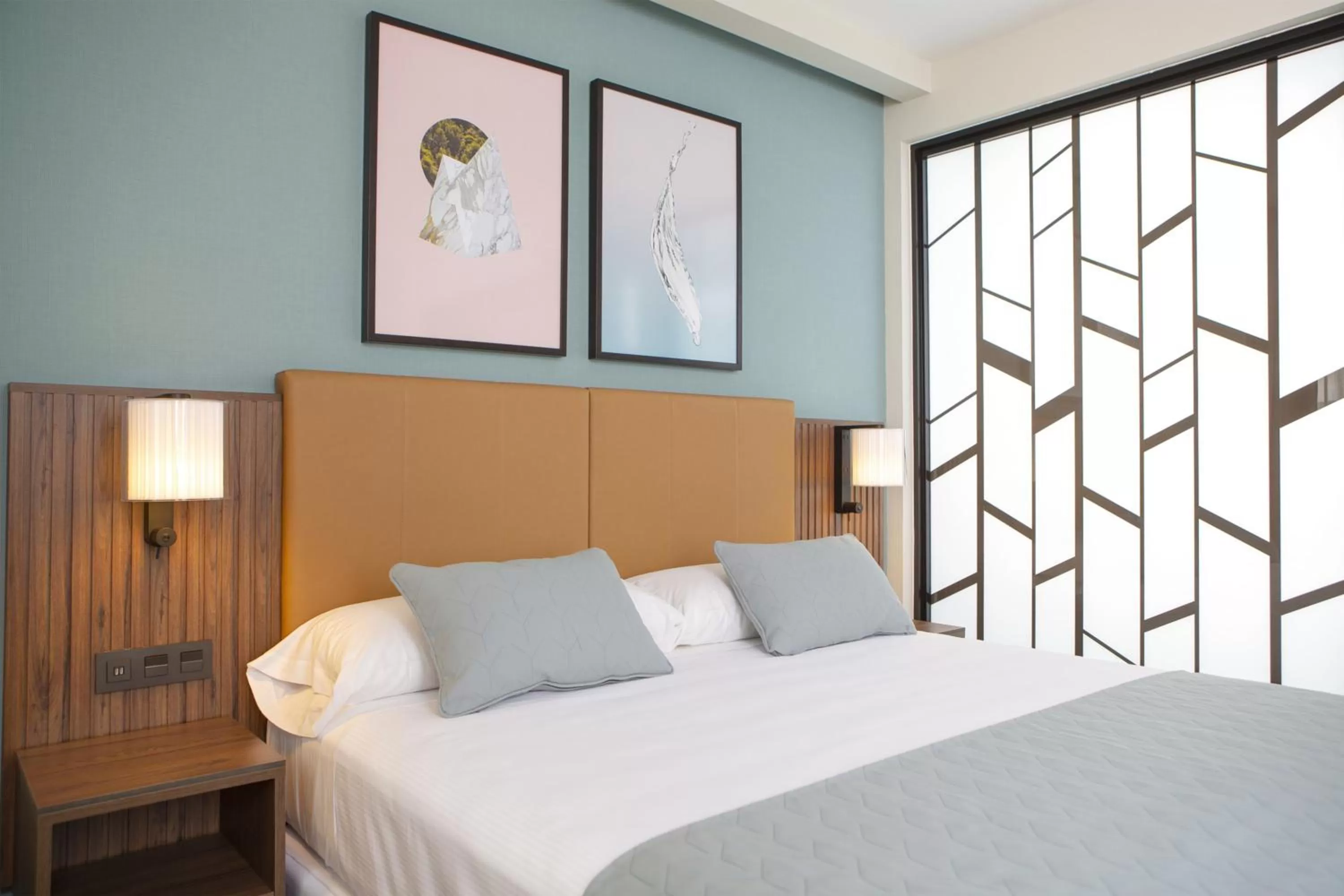 Photo of the whole room, Bed in Riu Plaza España