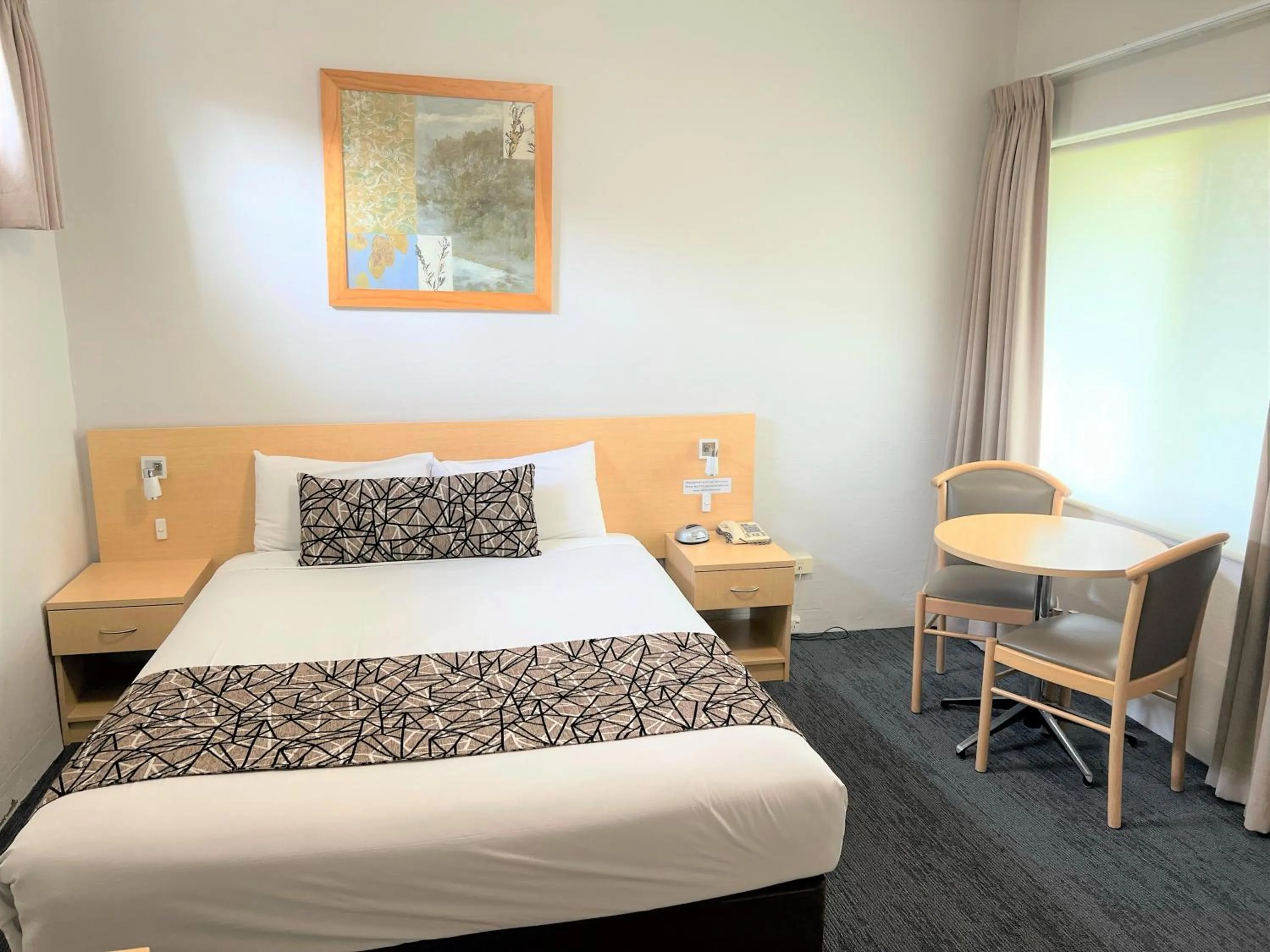 Photo of the whole room, Bed in Bathurst Motor Inn