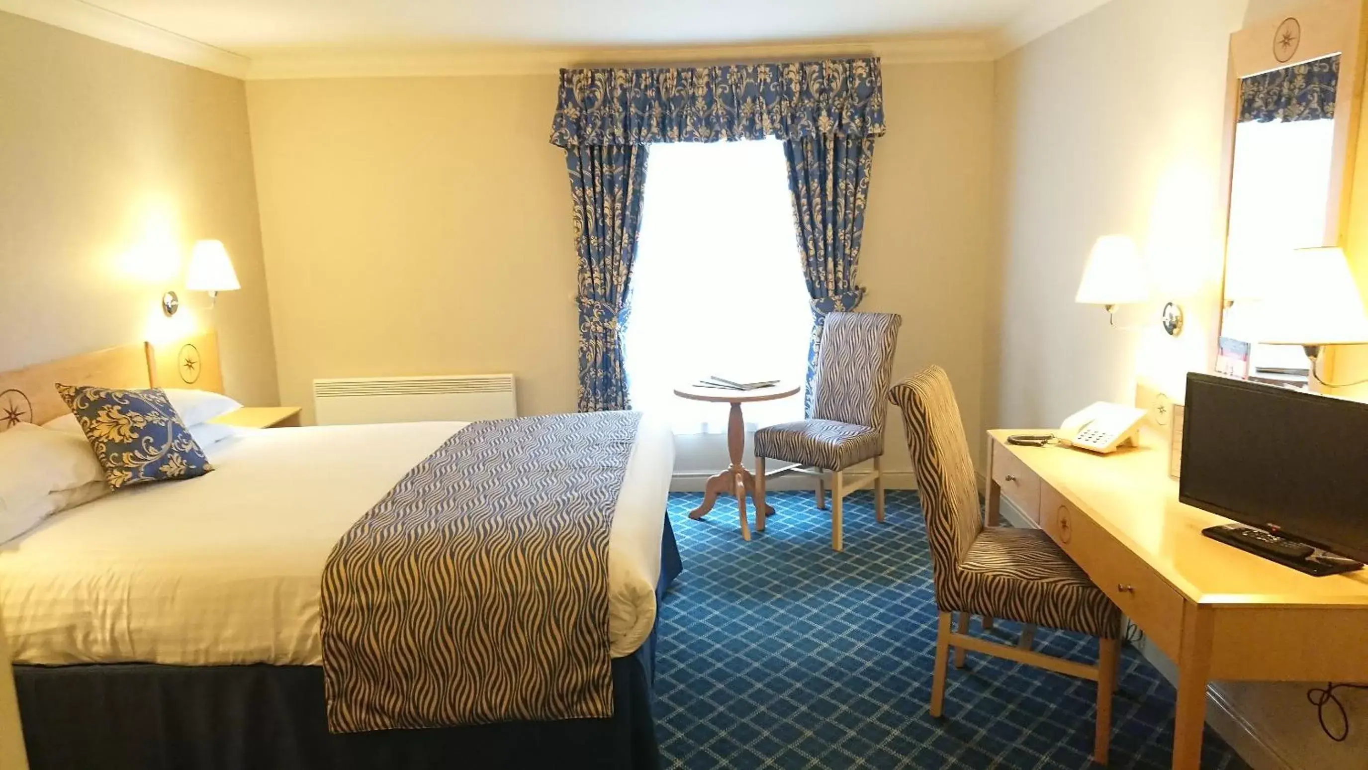 Double Room in The Queens Hotel Double Room in The Queens Hotel