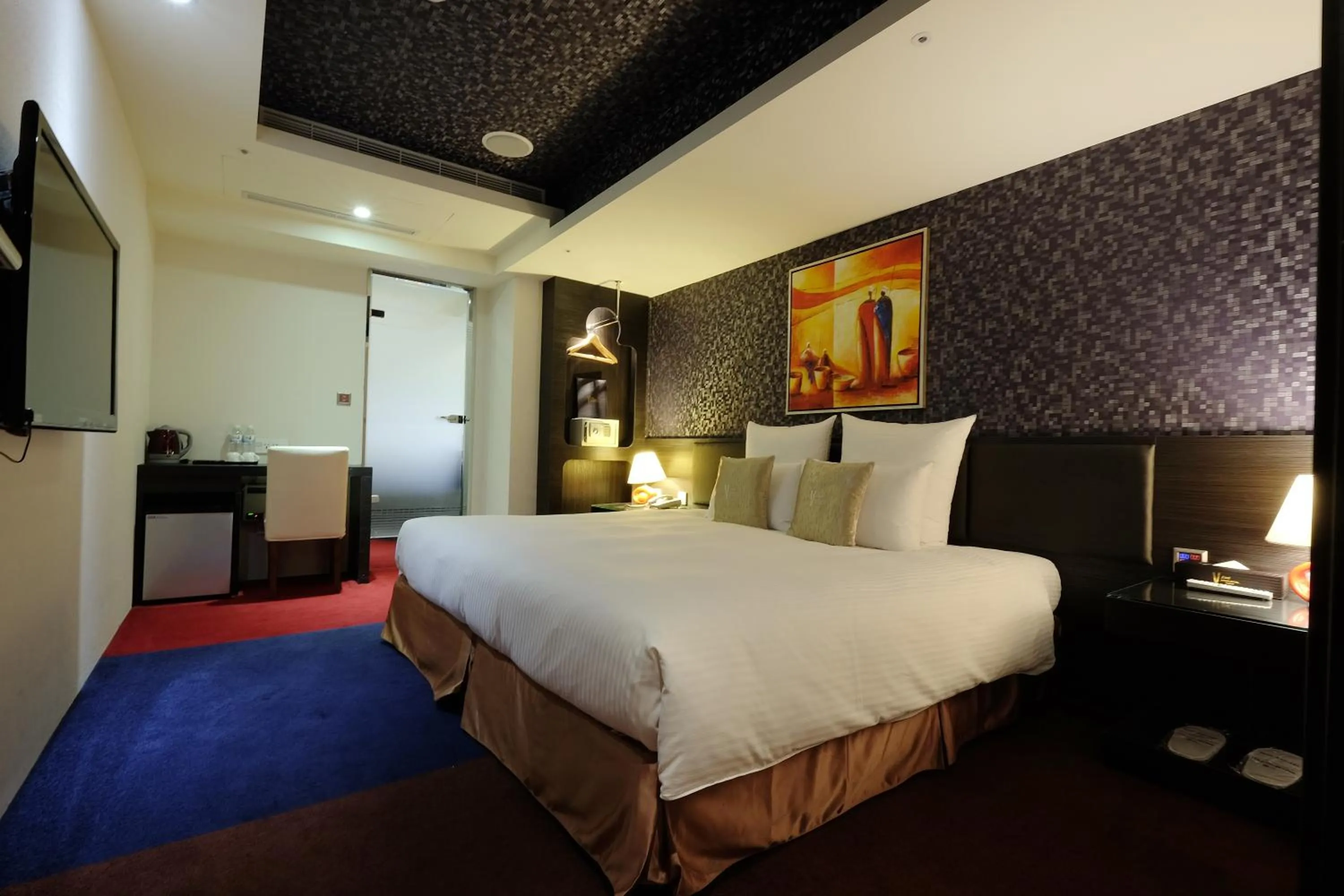 Photo of the whole room, Bed in V-one Vogue Hotel