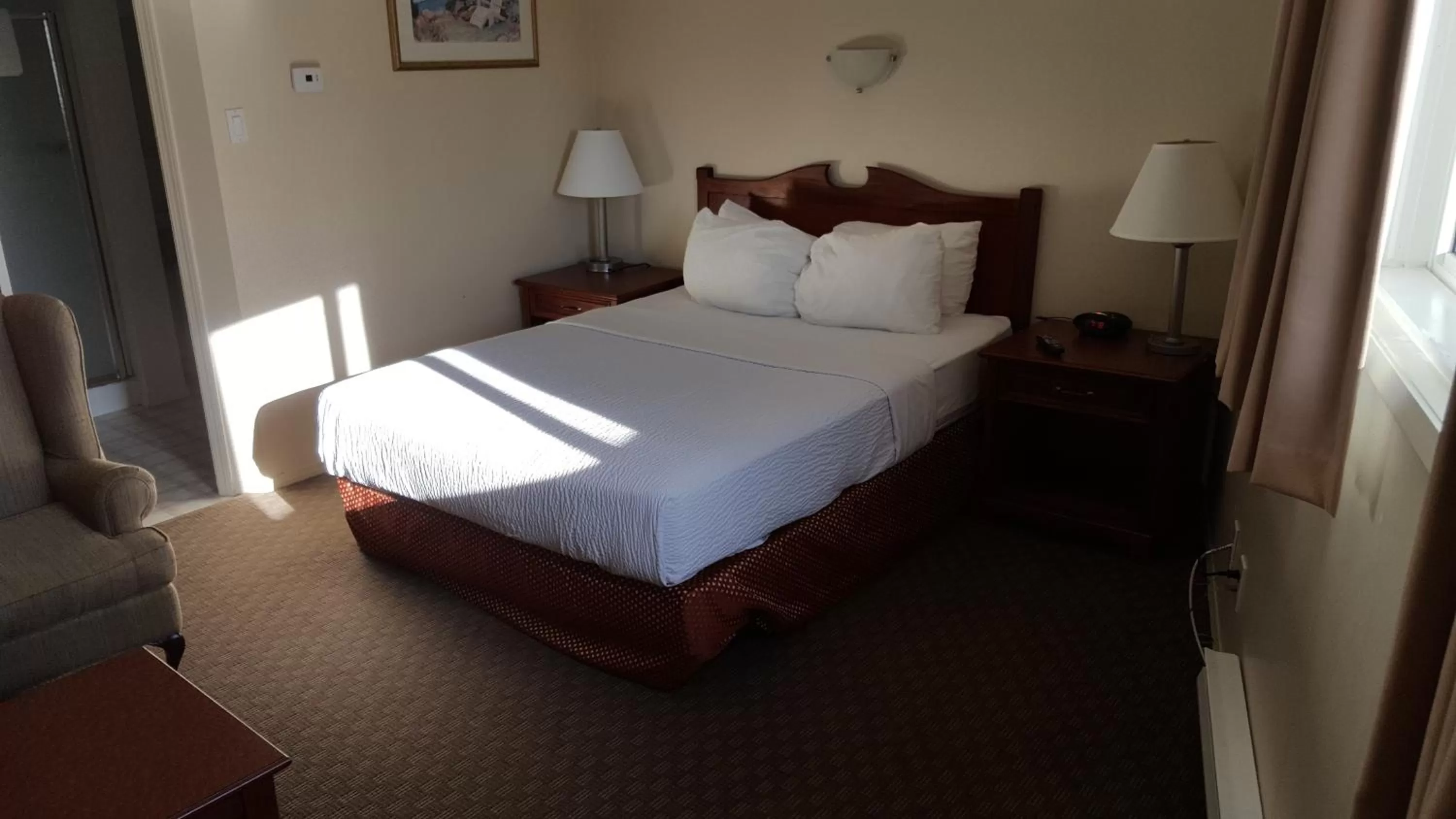 Photo of the whole room, Bed in Knights Inn Lethbridge