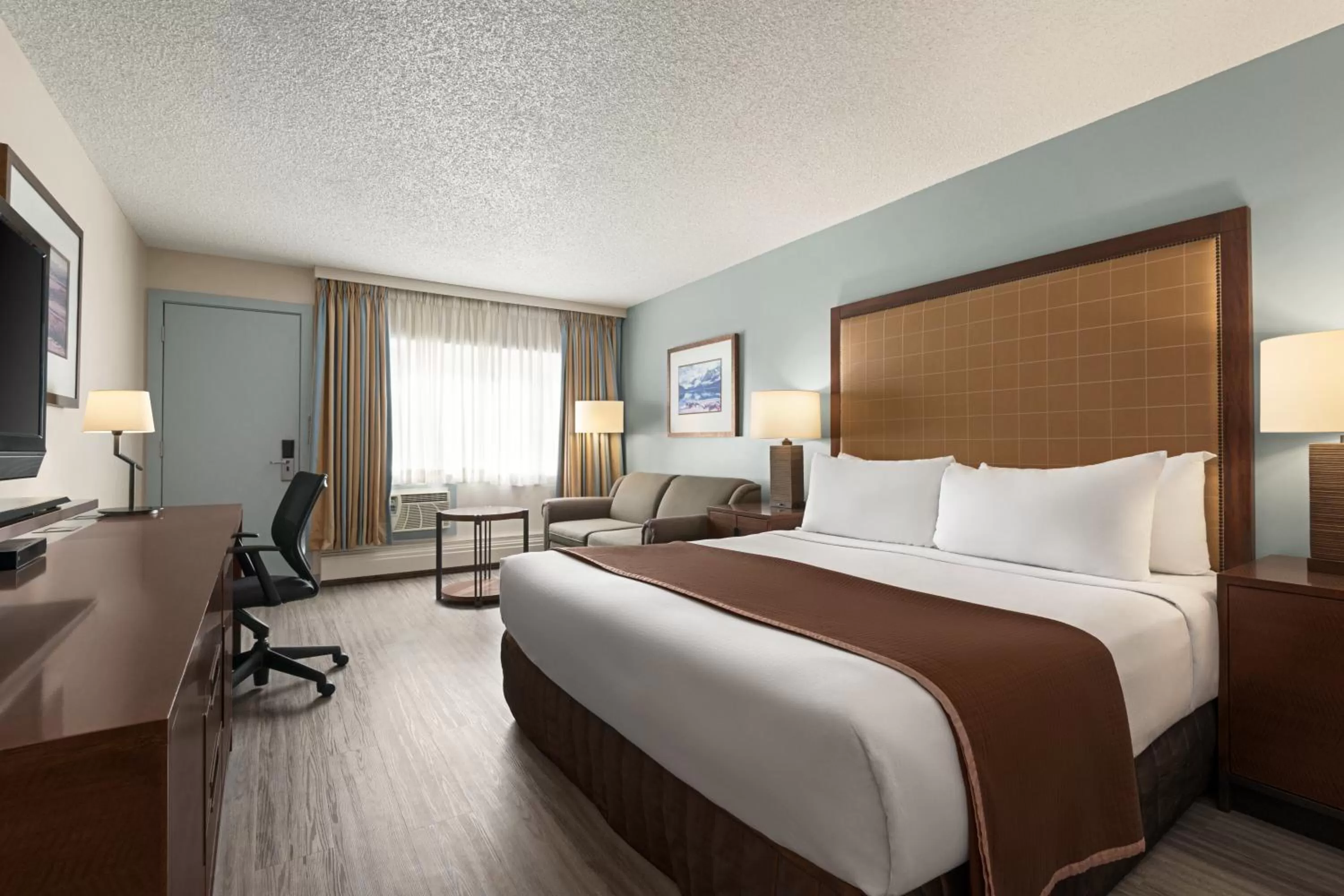 Bedroom, Bed in Travelodge by Wyndham Calgary South