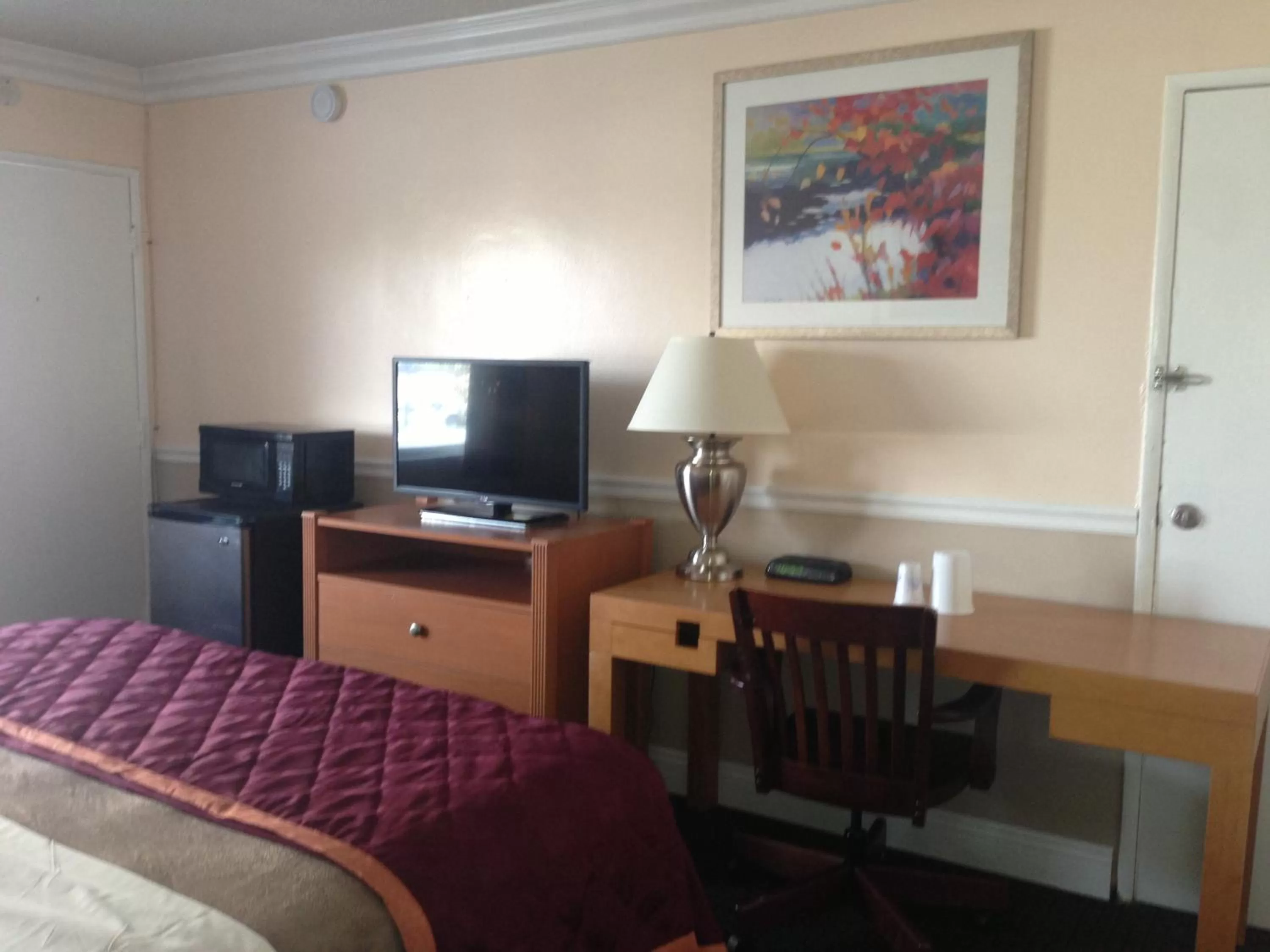 TV and multimedia, Bed in Americas Best Value Inn - Downtown Oakland/Lake Merritt