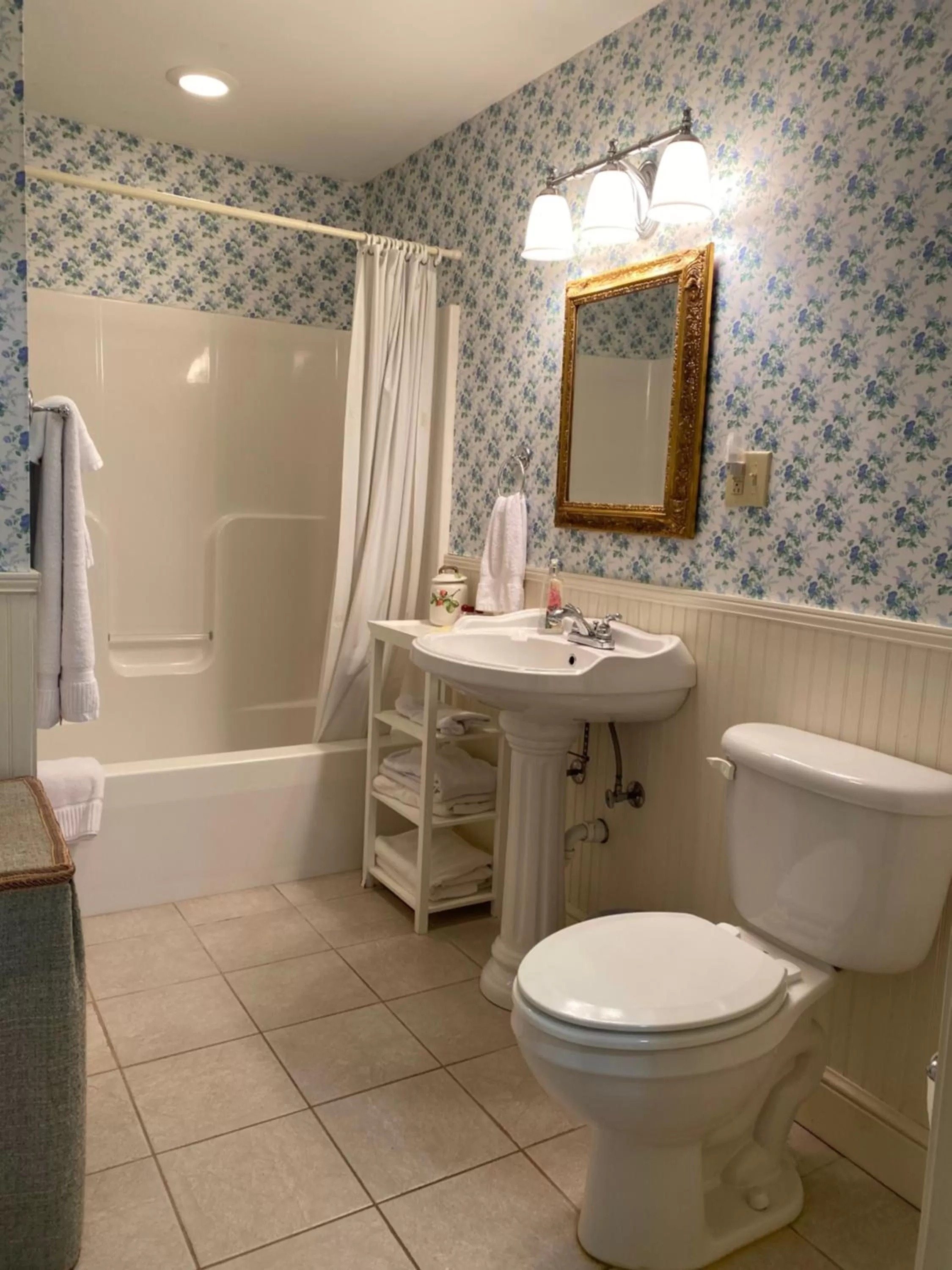 Bathroom in Rockwood Manor Bed & Breakfast