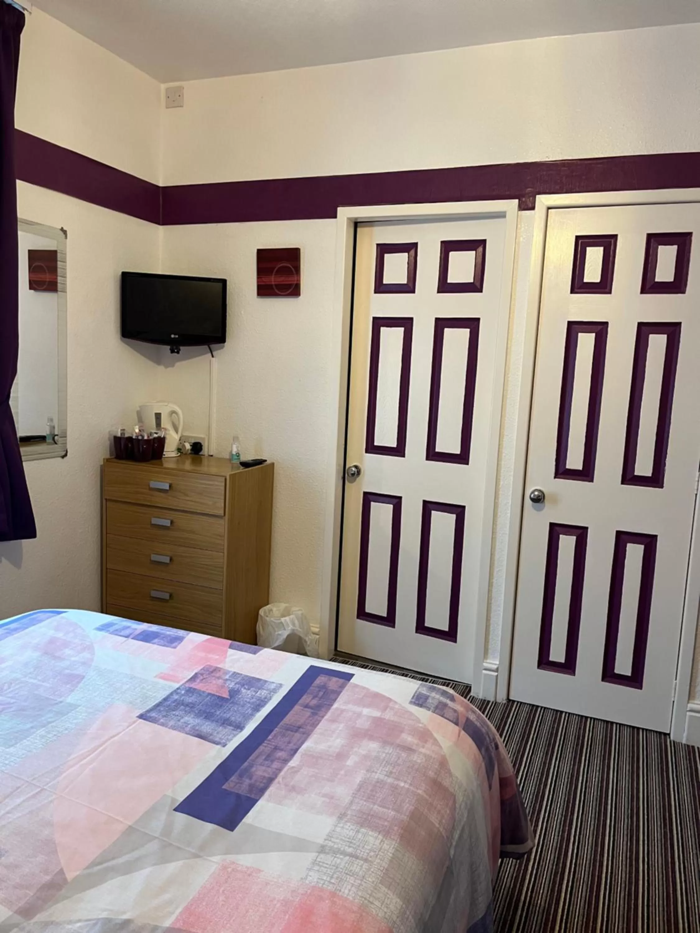 TV and multimedia, Bed in Alondra Hotel