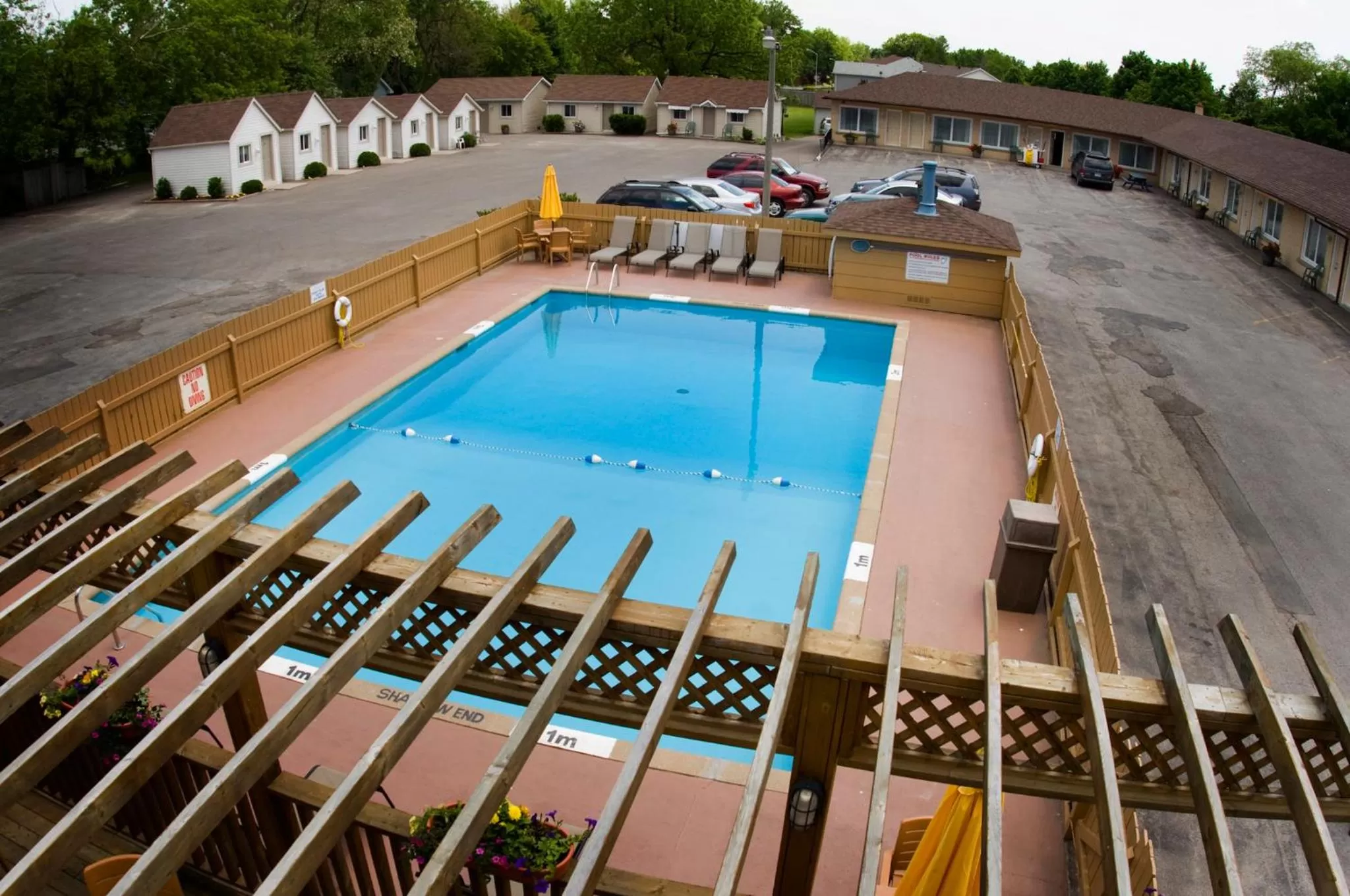 Swimming pool in Falls Manor Resort