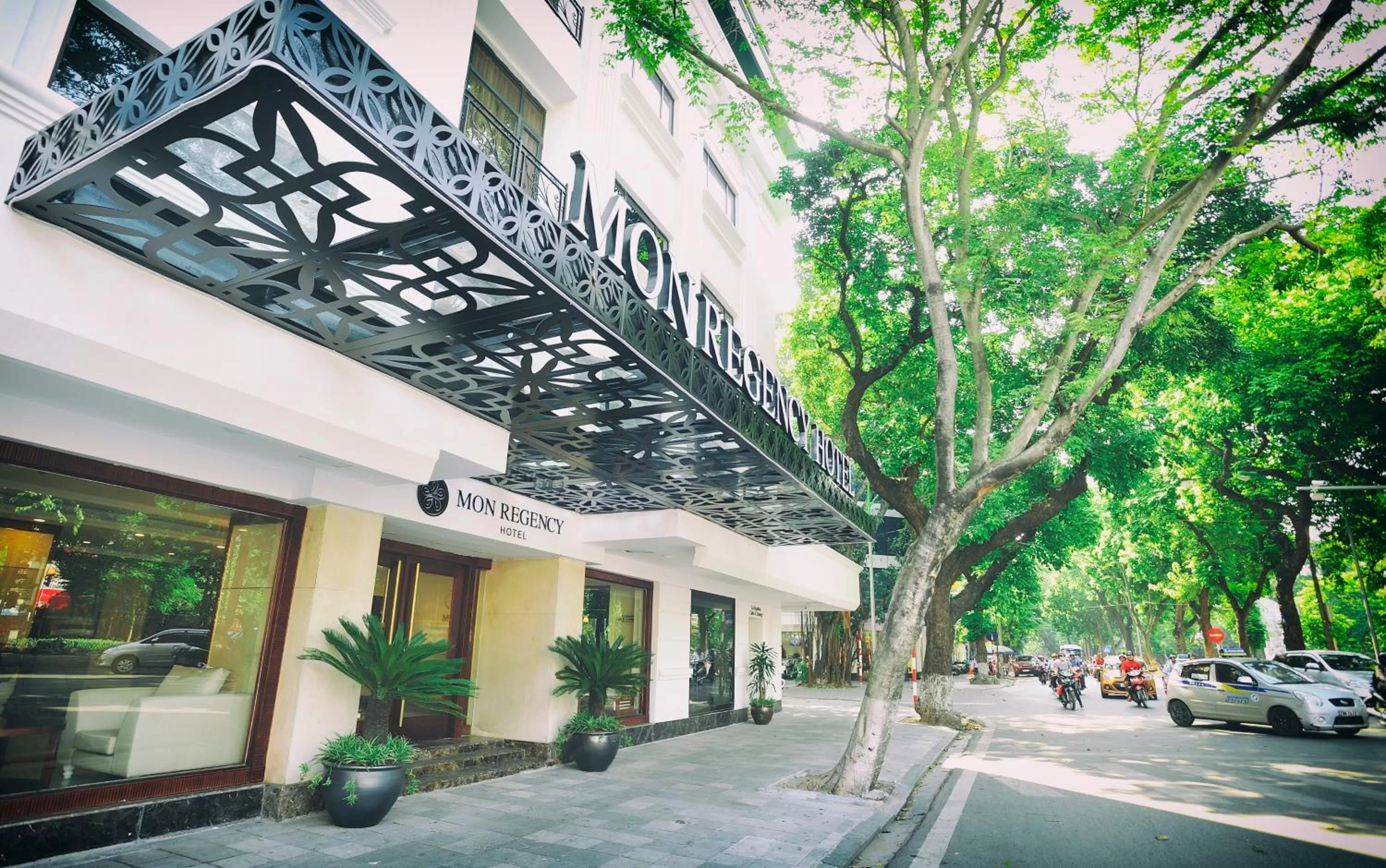 Facade/entrance, Patio/Outdoor Area in Mon Regency Hotel