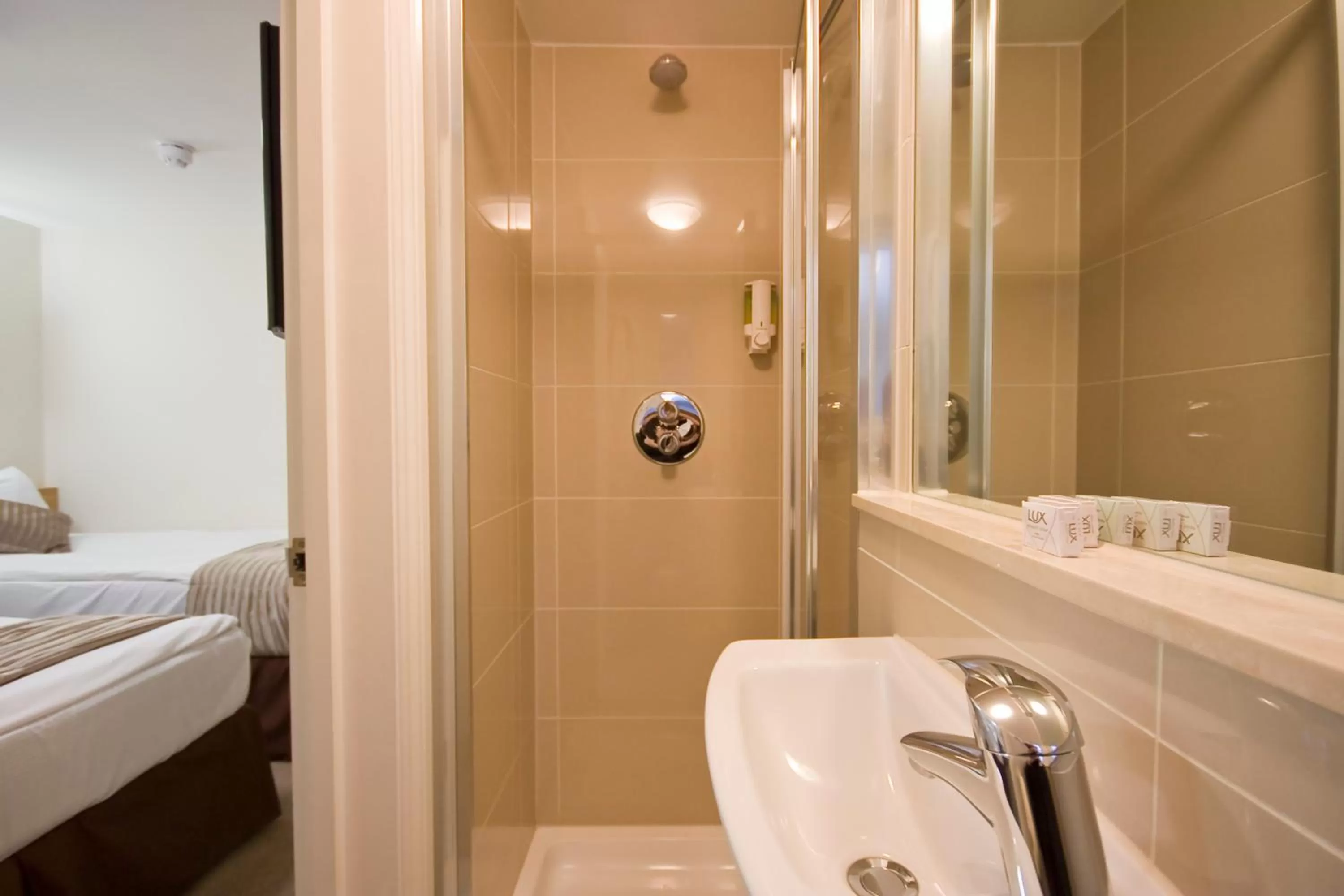 Bathroom in Queens Hotel