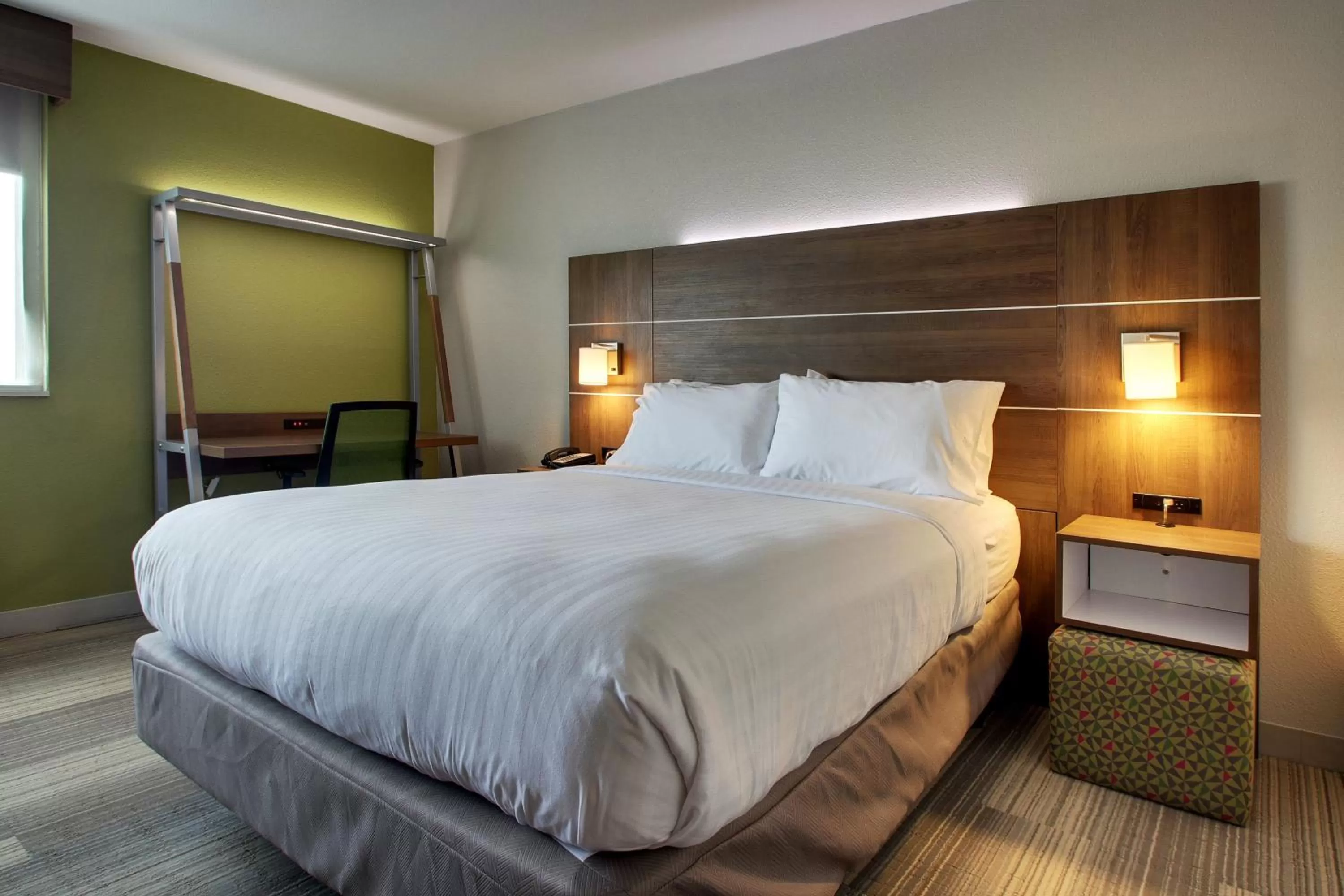 Photo of the whole room, Bed in Holiday Inn Express & Suites Wapakoneta by IHG