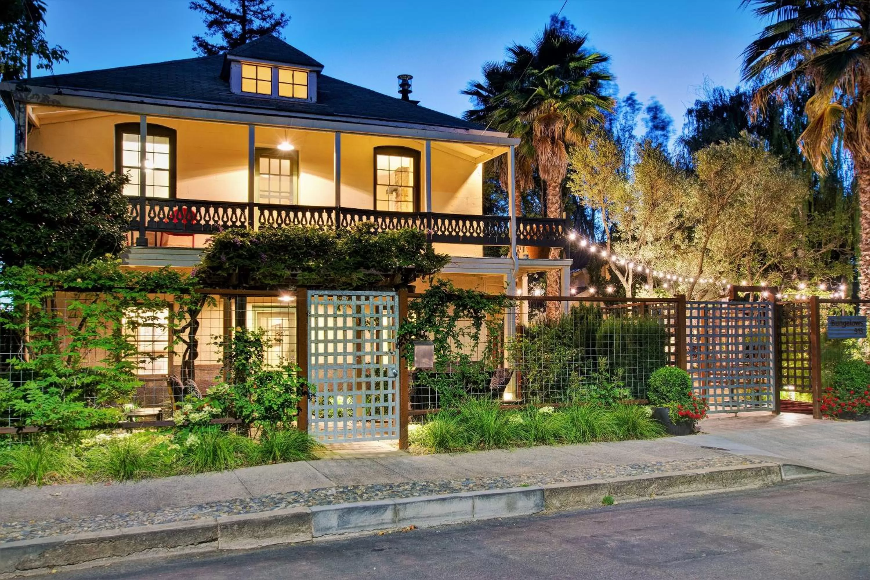 Facade/entrance in Bungalows 313