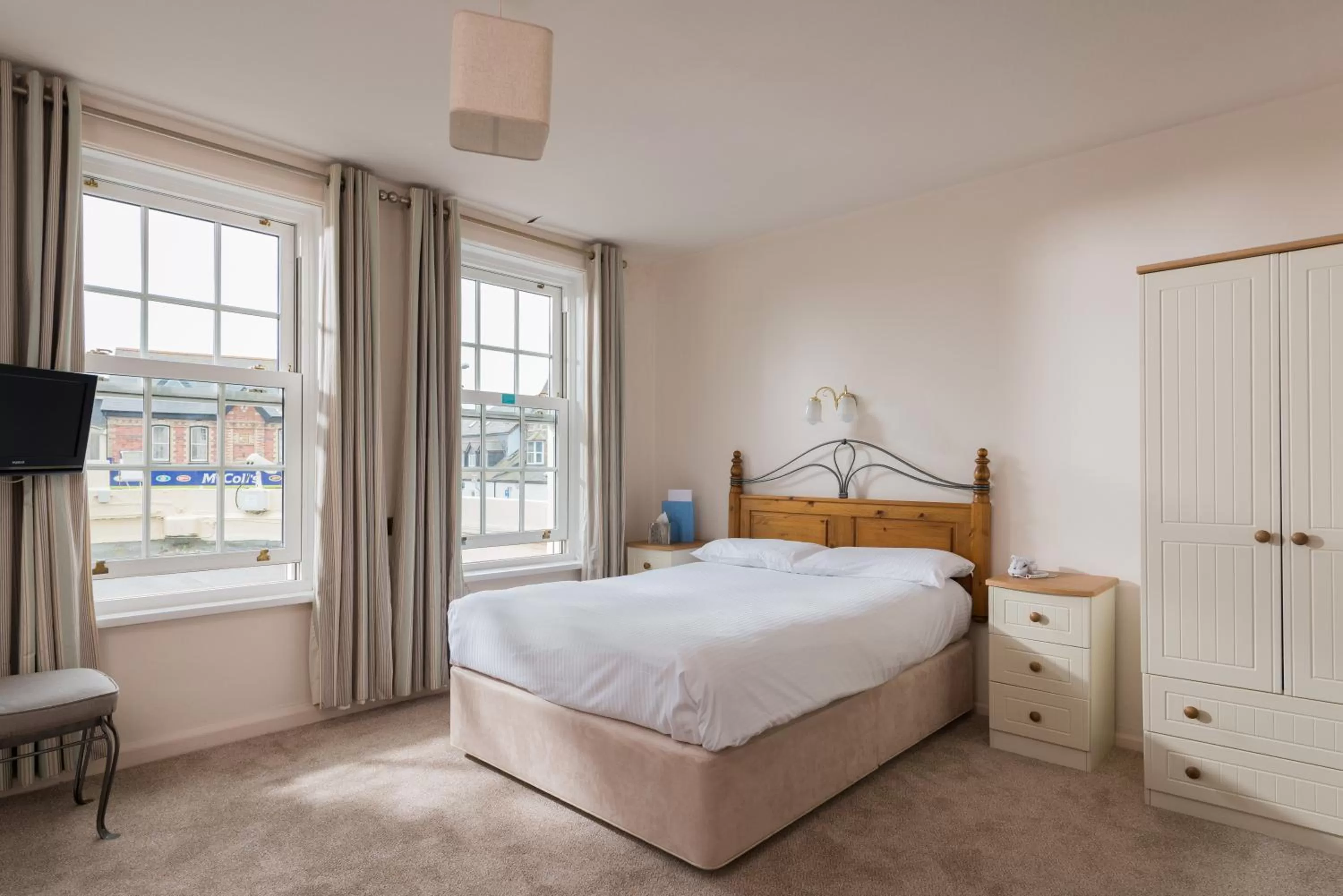 Photo of the whole room, Bed in Great Western