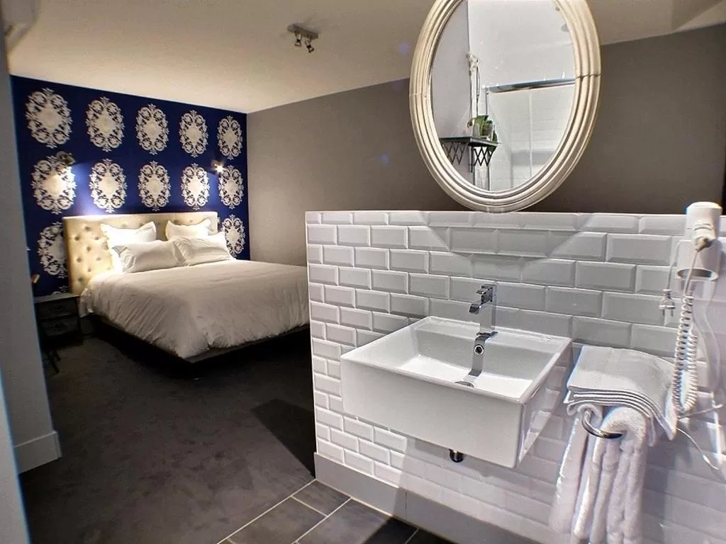 Photo of the whole room, Bed in Hôtel 19'Cent