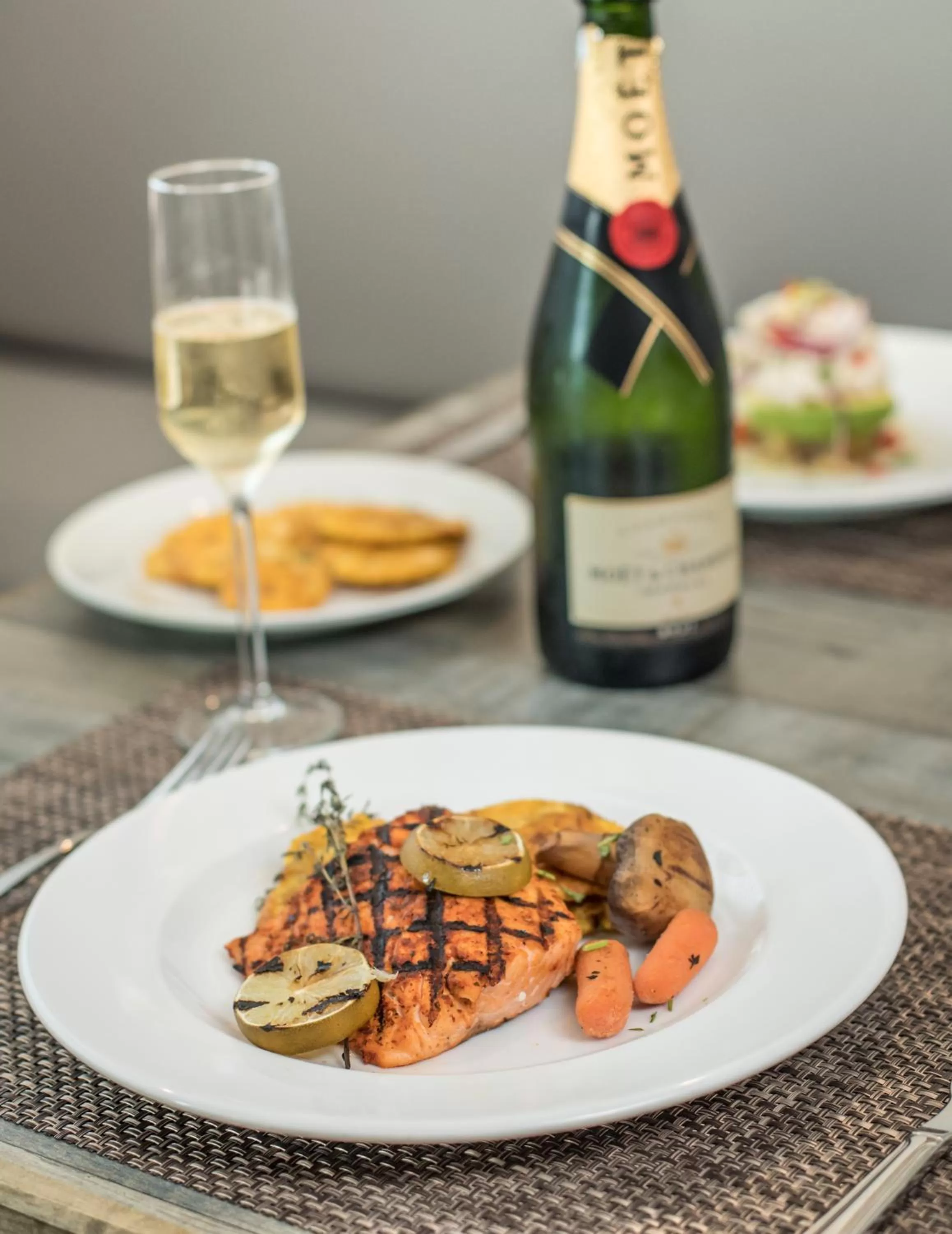 Restaurant/places to eat in Ciqala Suites Hotel - San Juan