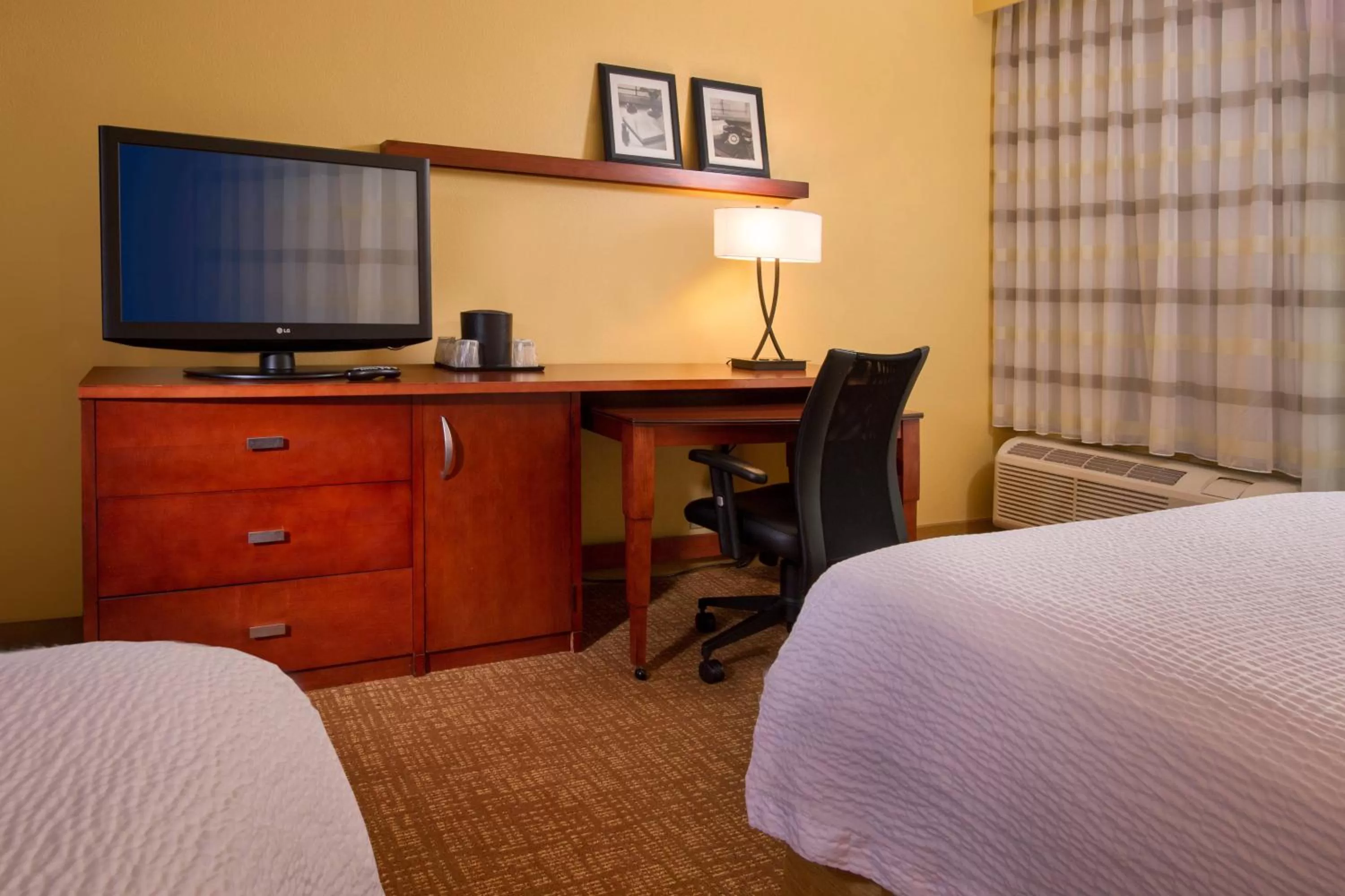 Guest room, 2 Double in Courtyard by Marriott Richmond West