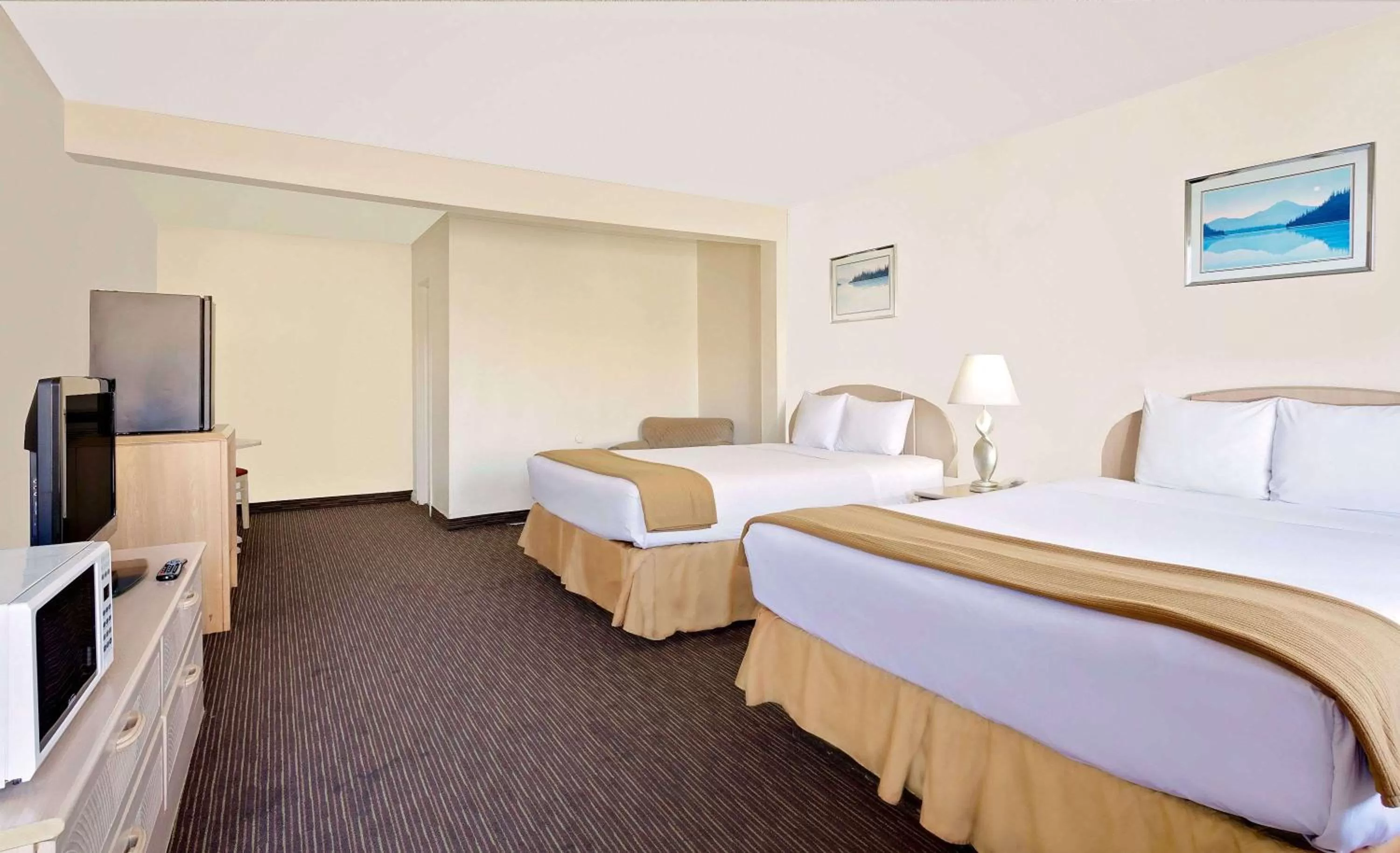 Photo of the whole room, Bed in Knights Inn Page