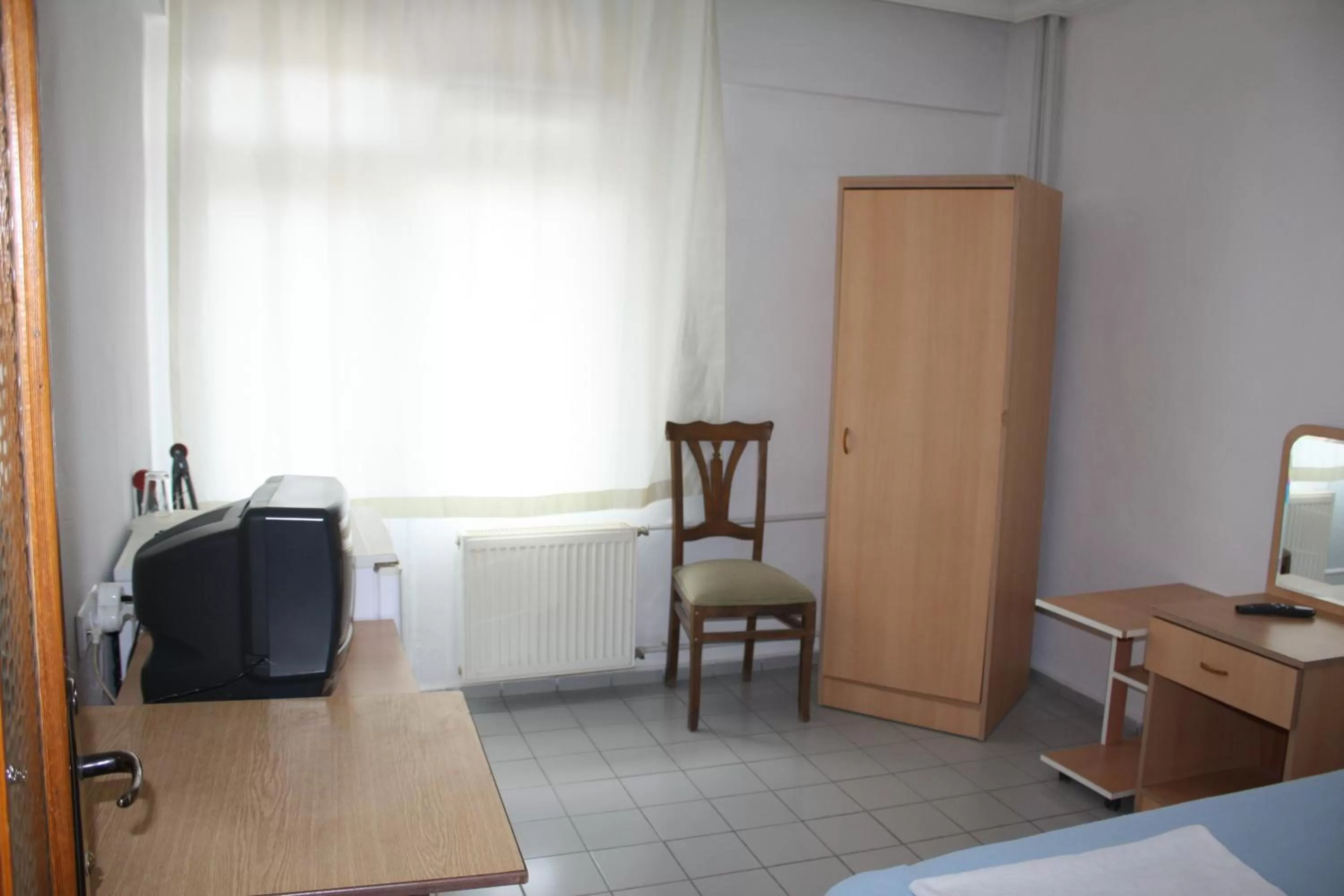 Bedroom, TV/Entertainment Center in Orçin Apart Hotel