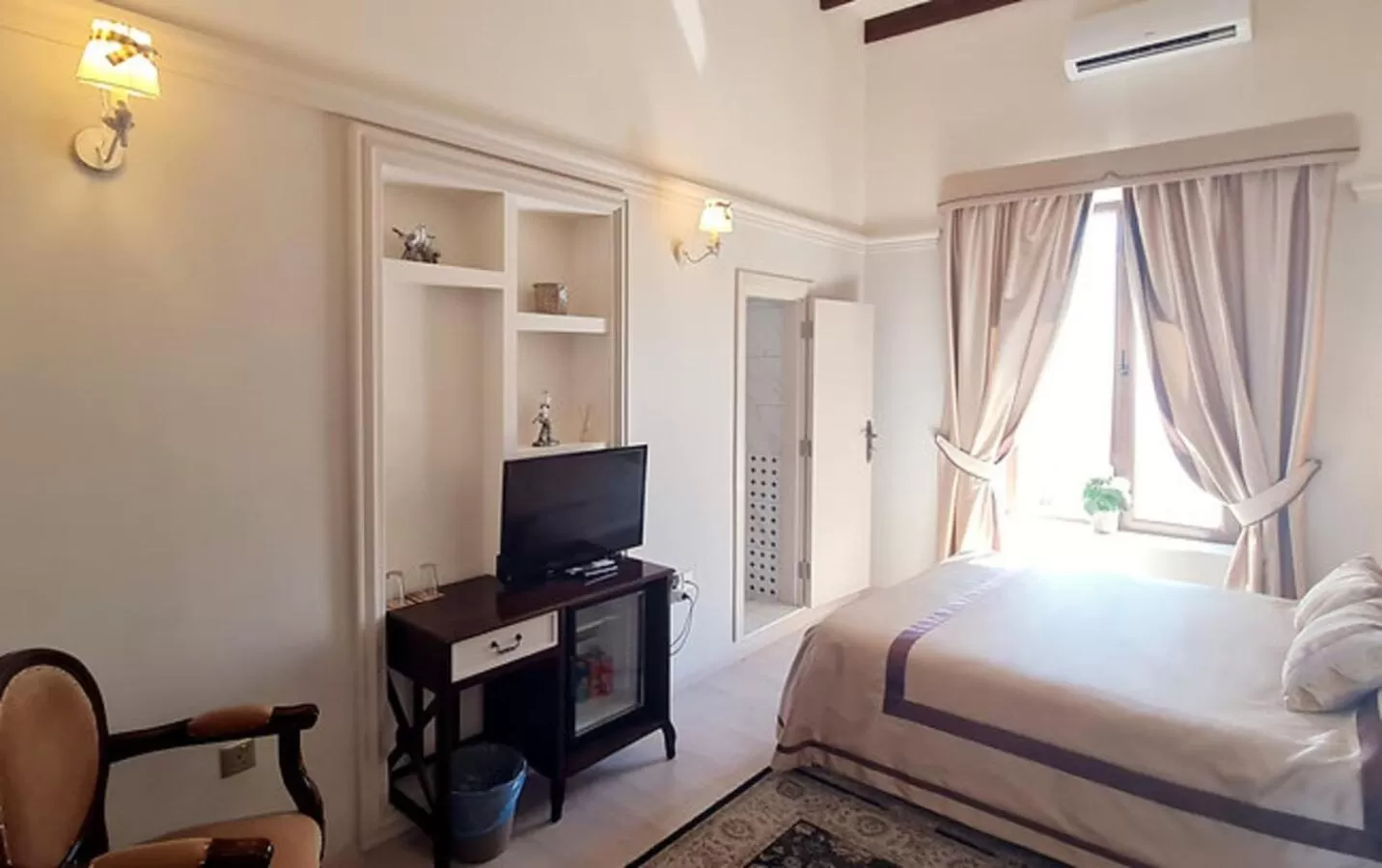 Bed, TV/Entertainment Center in SOFIA BOUTIQUE HOTEL