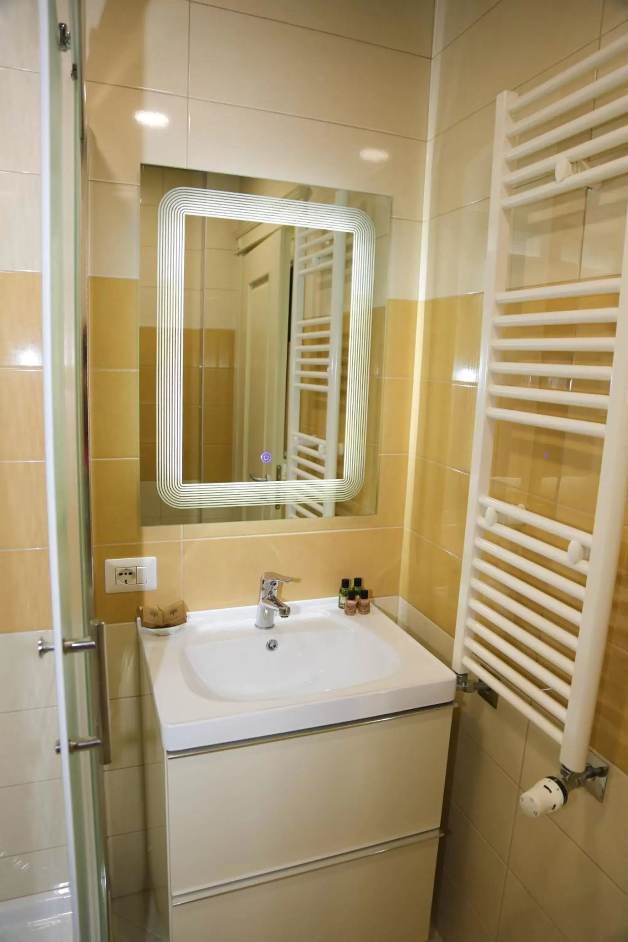 Standard Twin Room in Mervin Hotel Standard Twin Room in Mervin Hotel