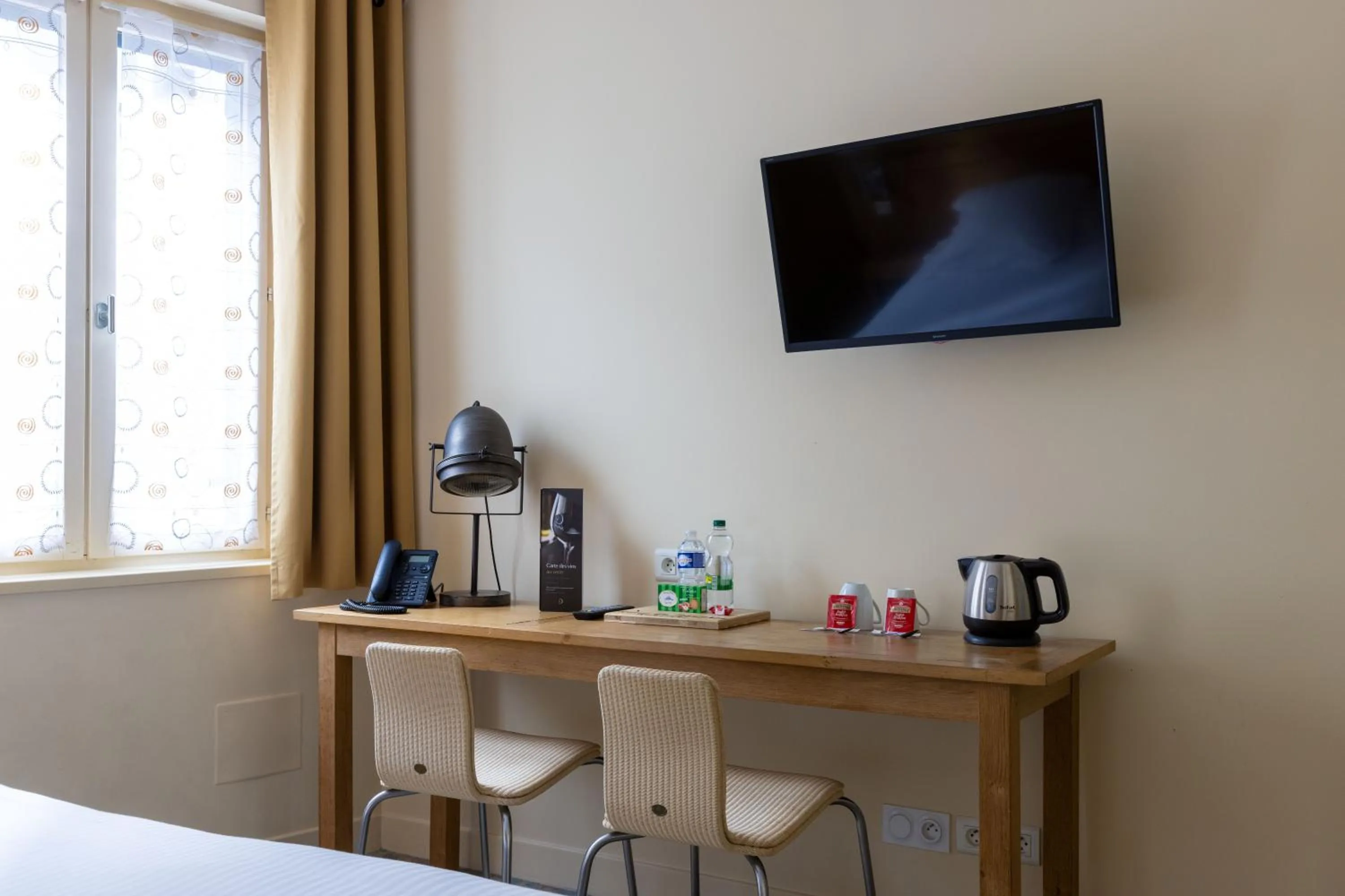 Photo of the whole room in Hotel Le Dauphin