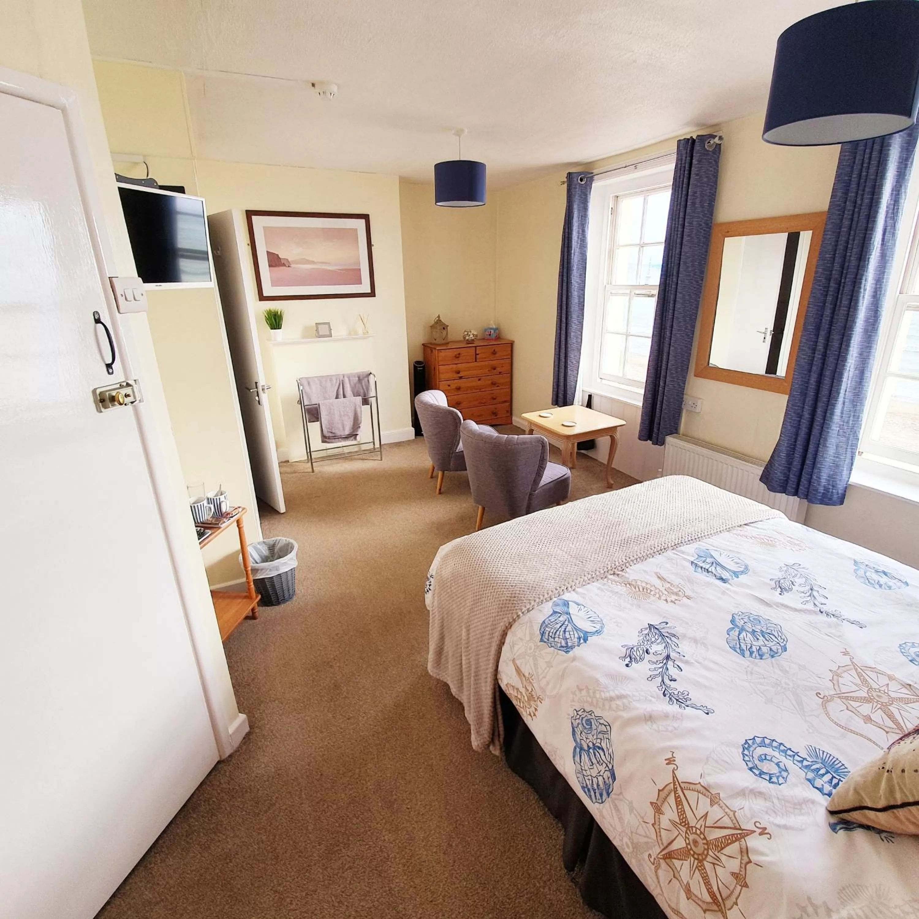 Photo of the whole room, Bed in Lyndale Guest House