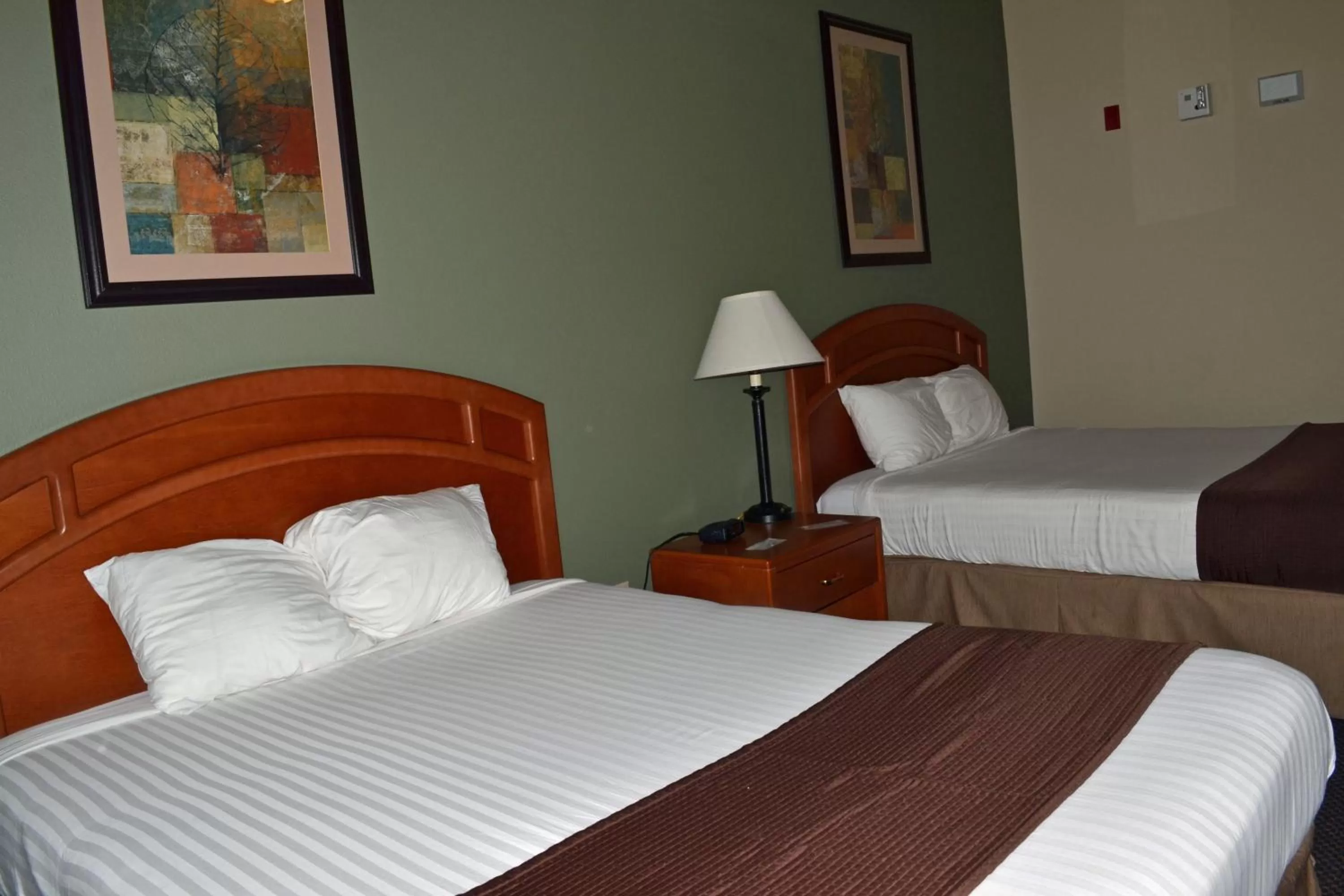 Bed in Paola Inn and Suites