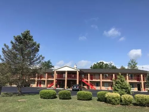 Property building in Americas Inn Bardstown