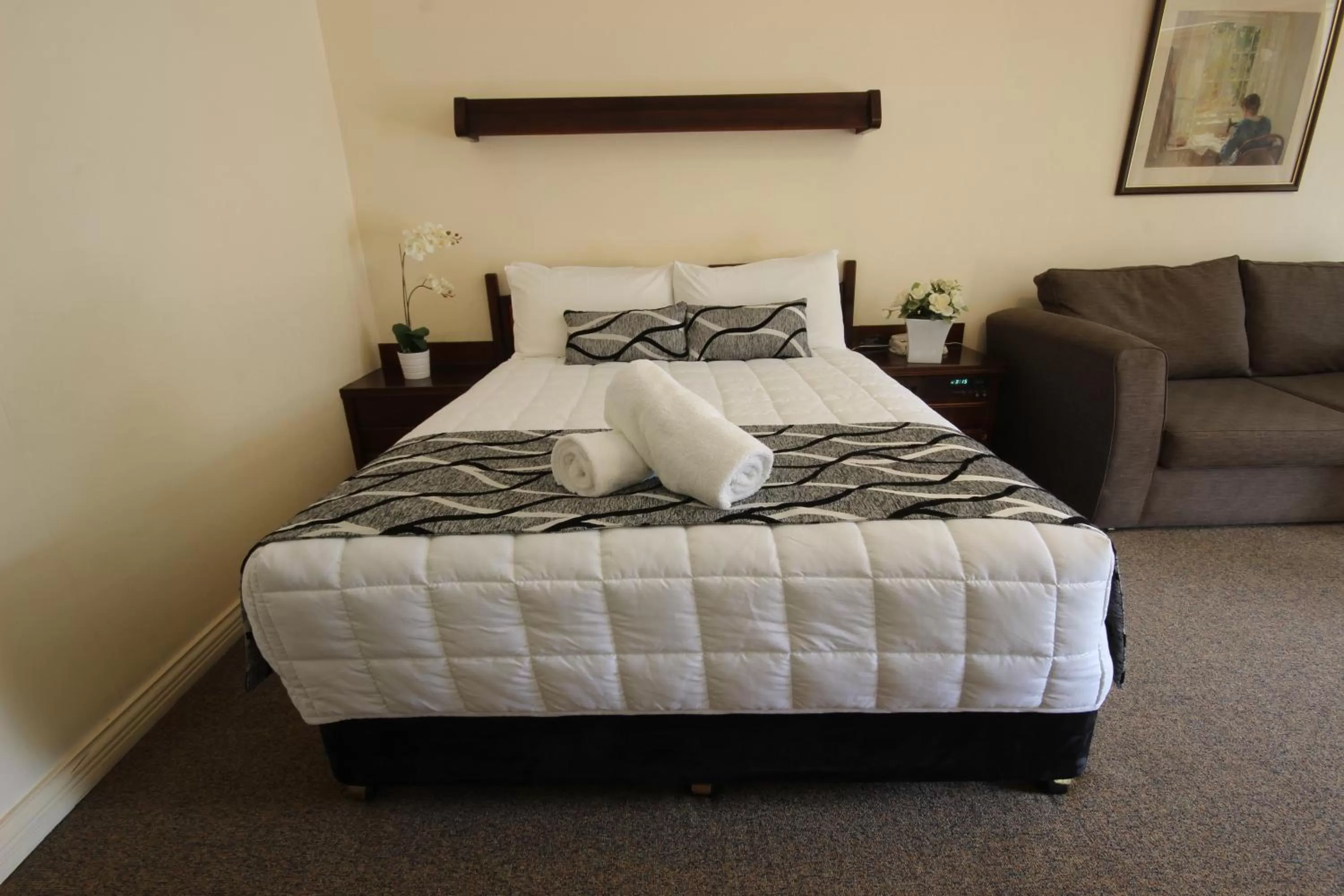 Bed in Molly Morgan Motor Inn