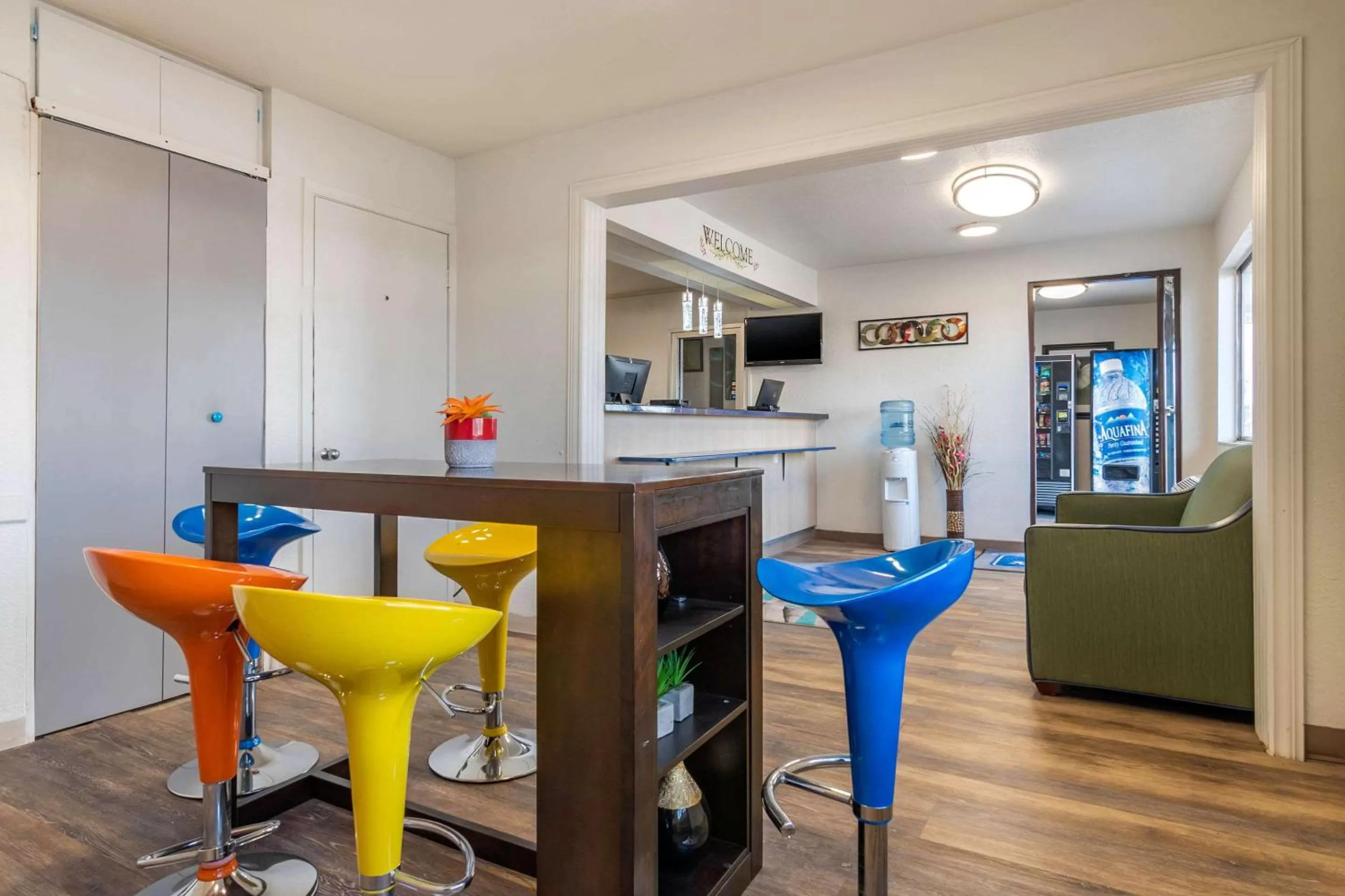 Lobby or reception, Kitchen/Kitchenette in Rodeway Inn