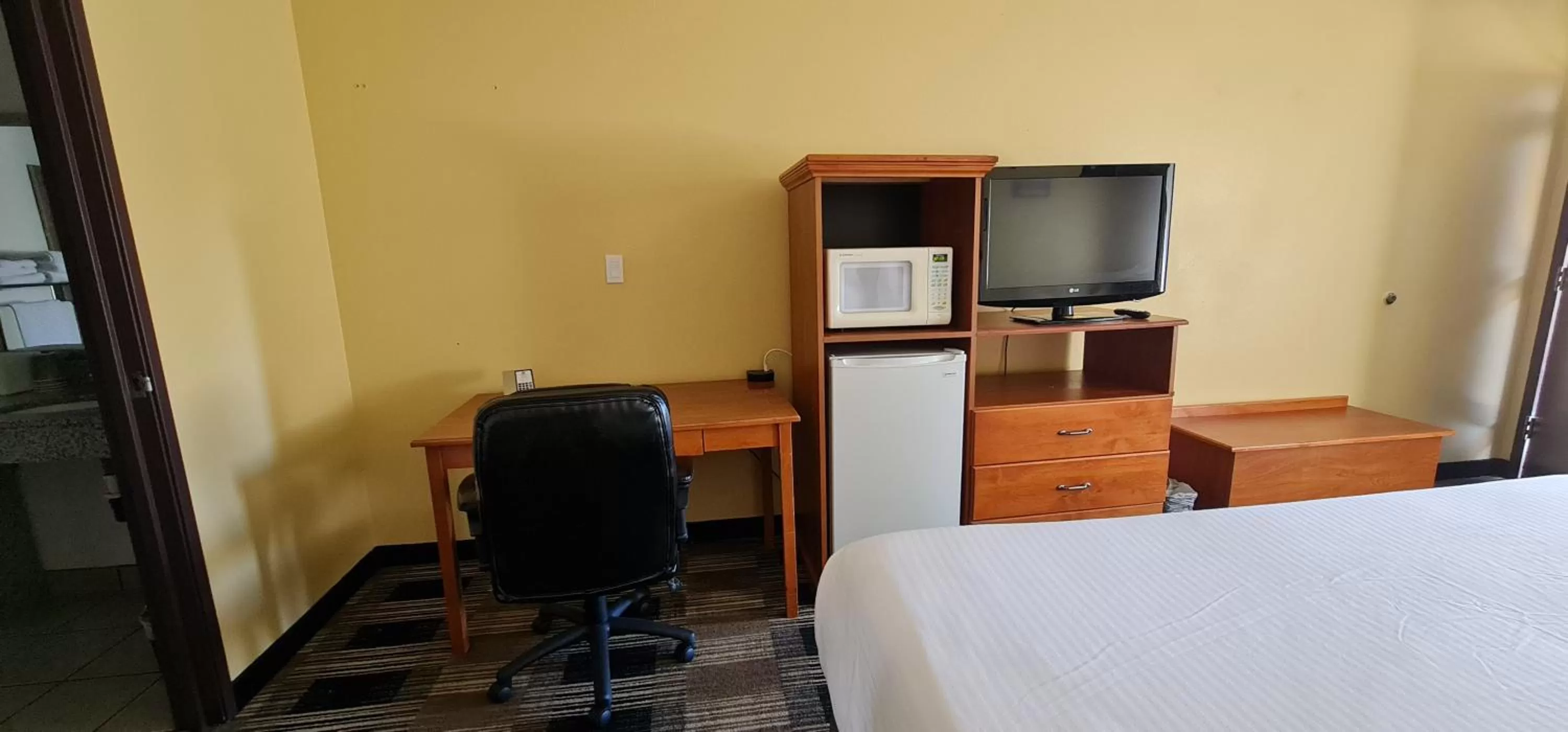 Guests, Bed in Oakridge Inn & Suites