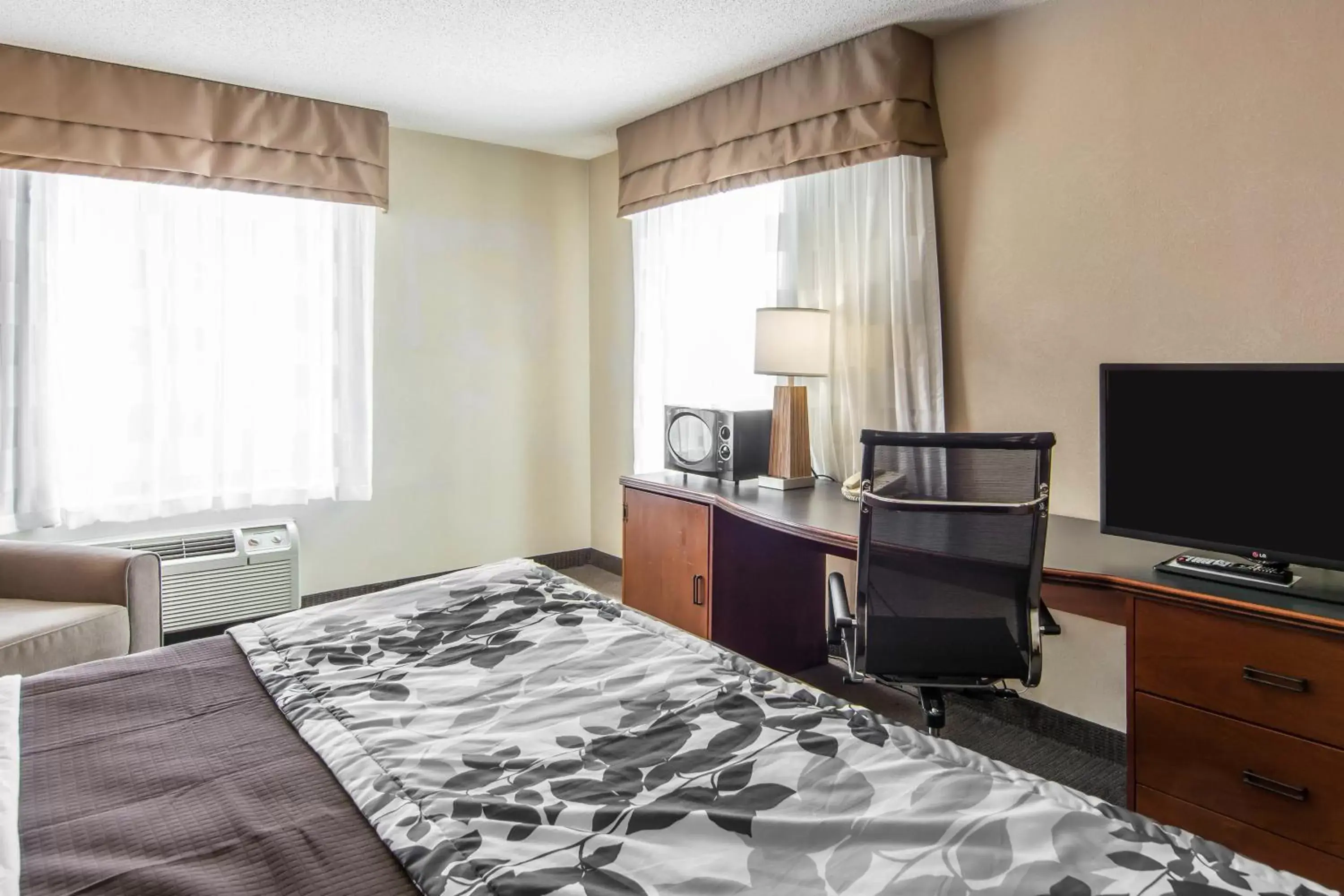 King Room with Accessible Tub - Accessible/Non-Smoking in Spark By Hilton Fredericksburg Southpoint King Room with Accessible Tub - Accessible/Non-Smoking in Spark By Hilton Fredericksburg Southpoint