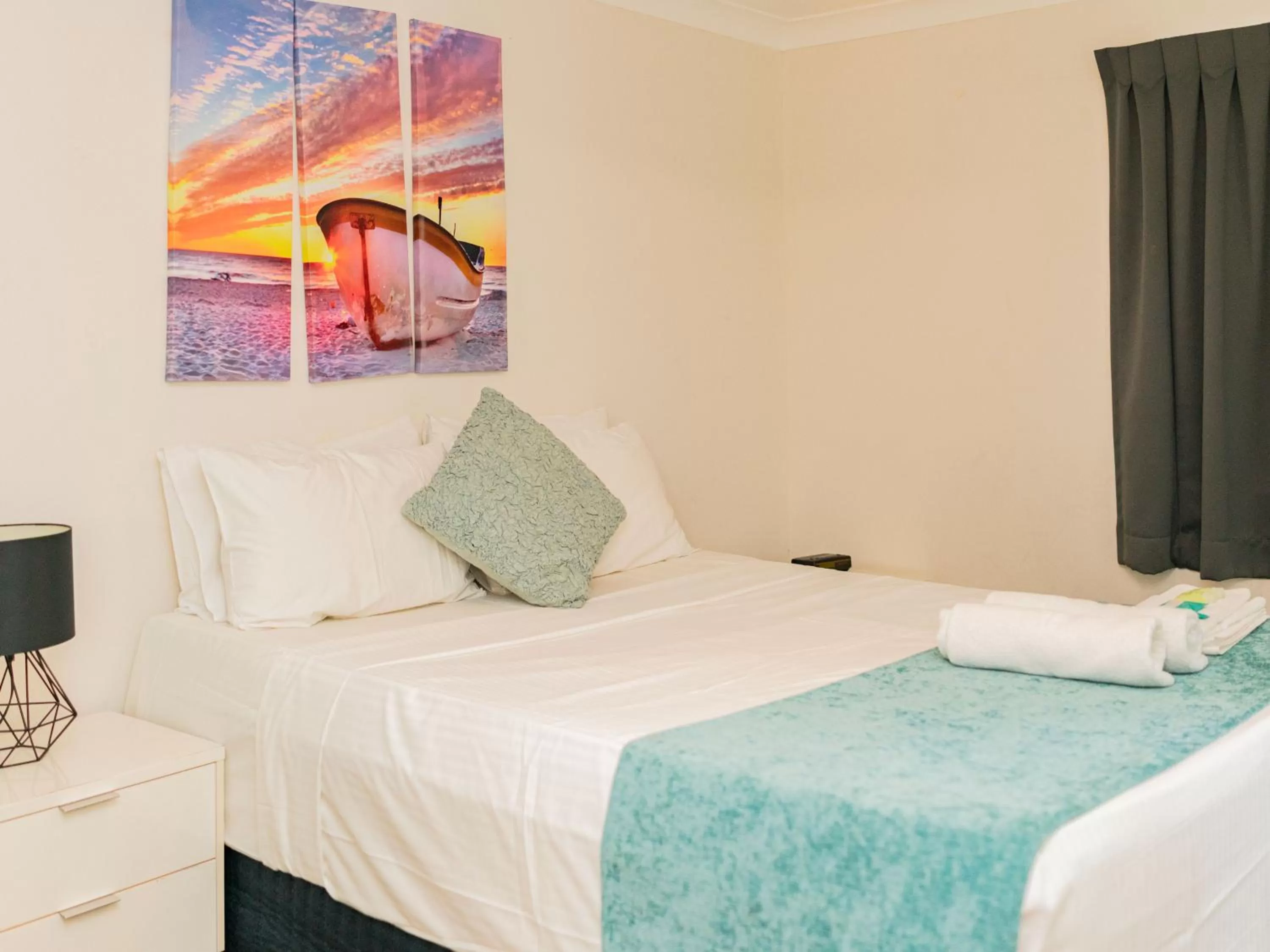 Bed in Trickett Gardens Holiday Inn