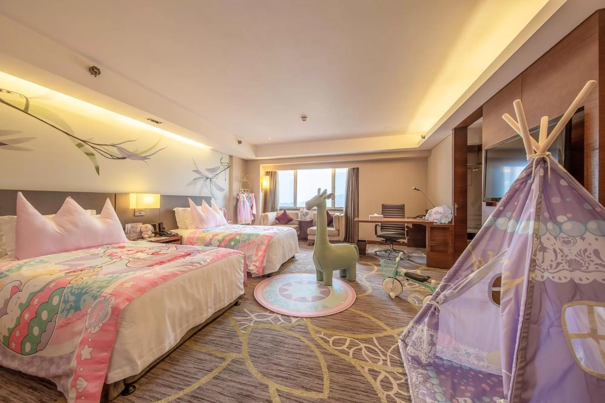 Photo of the whole room, Bed in Crowne Plaza Guangzhou City Centre by IHG