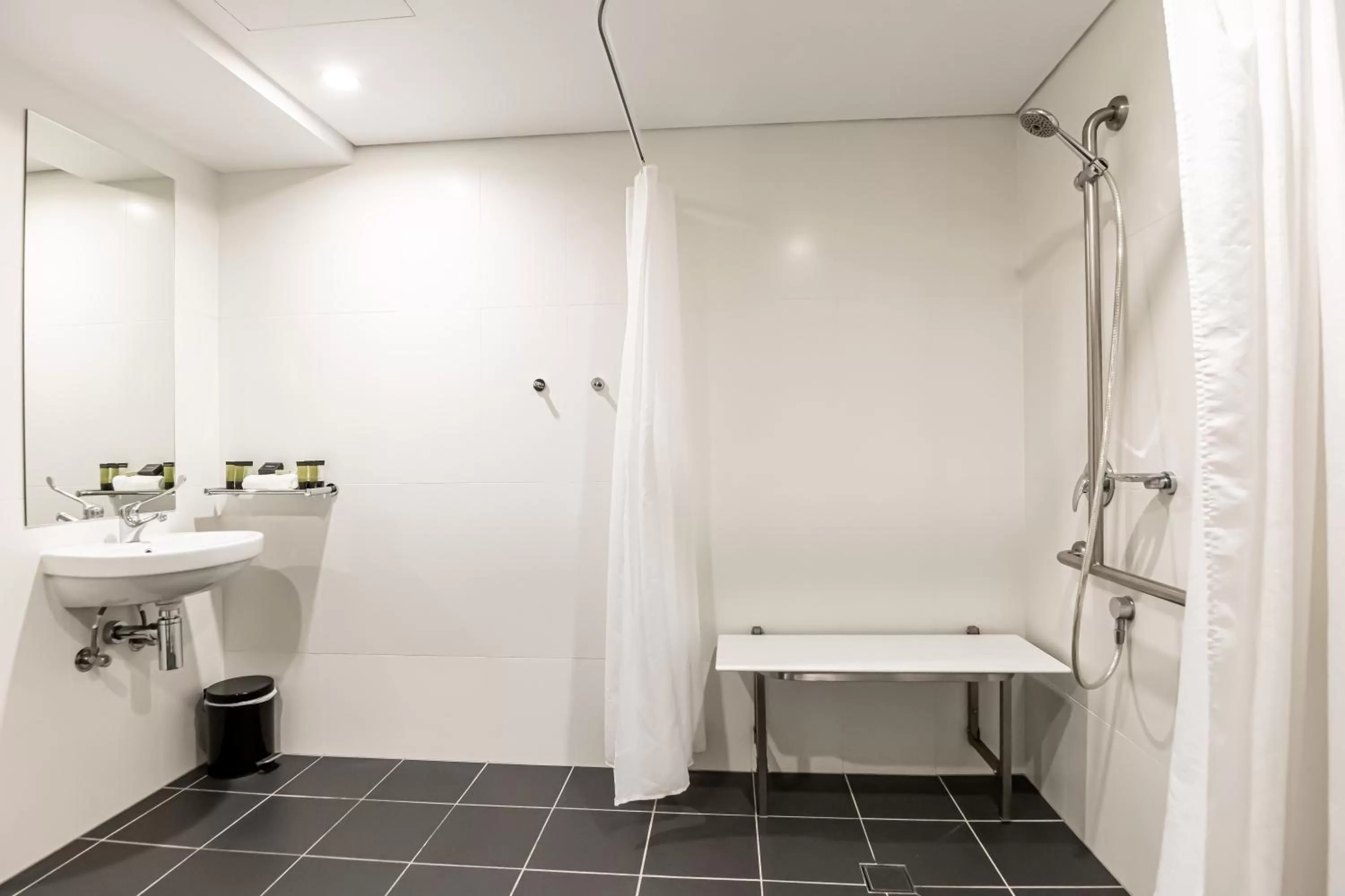 Shower in Song Hotel Sydney