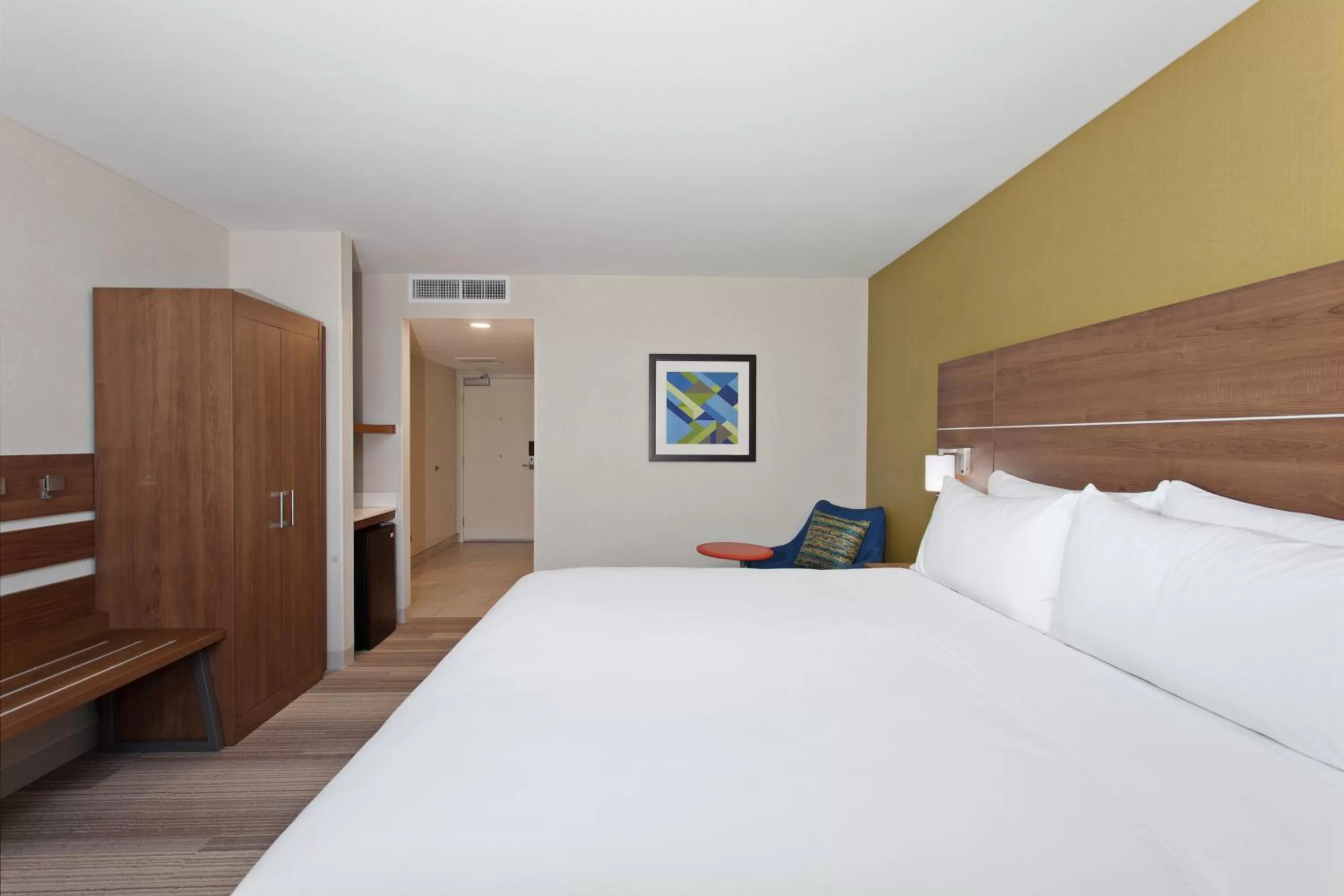 Bed in Holiday Inn Express & Suites Pasadena - Los Angeles by IHG