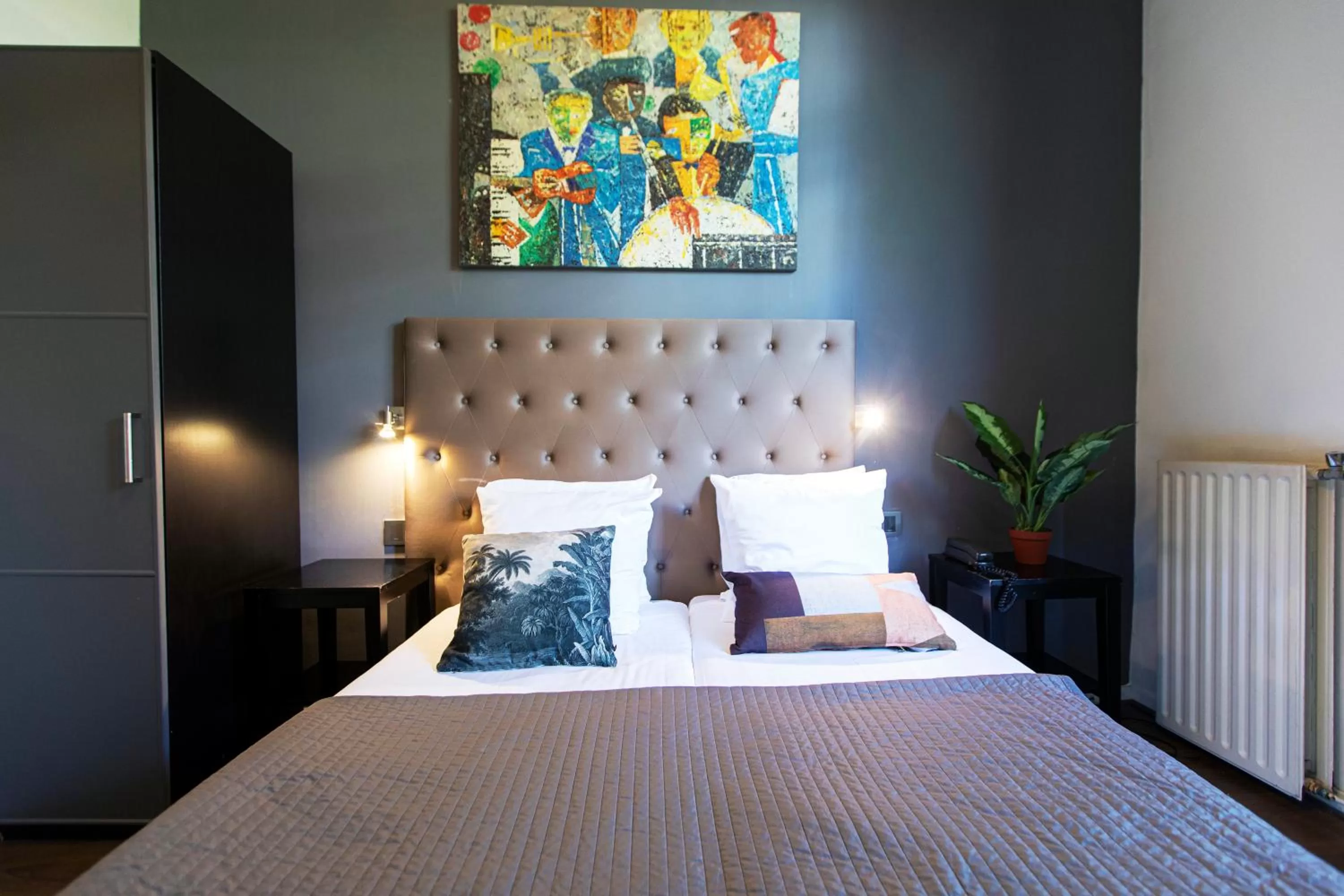 Bed in Quentin England Hotel