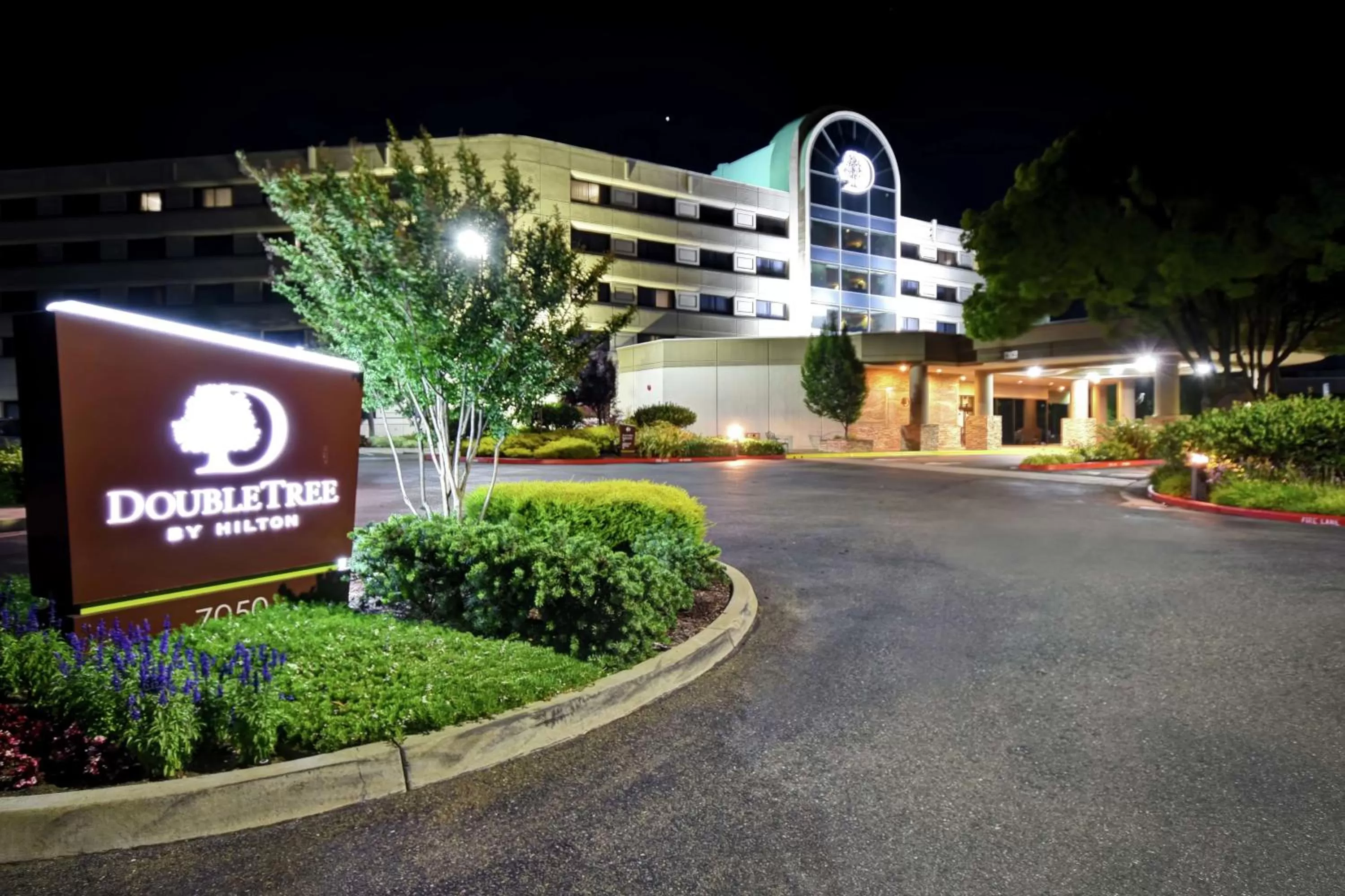 Property building in DoubleTree by Hilton Pleasanton at The Club